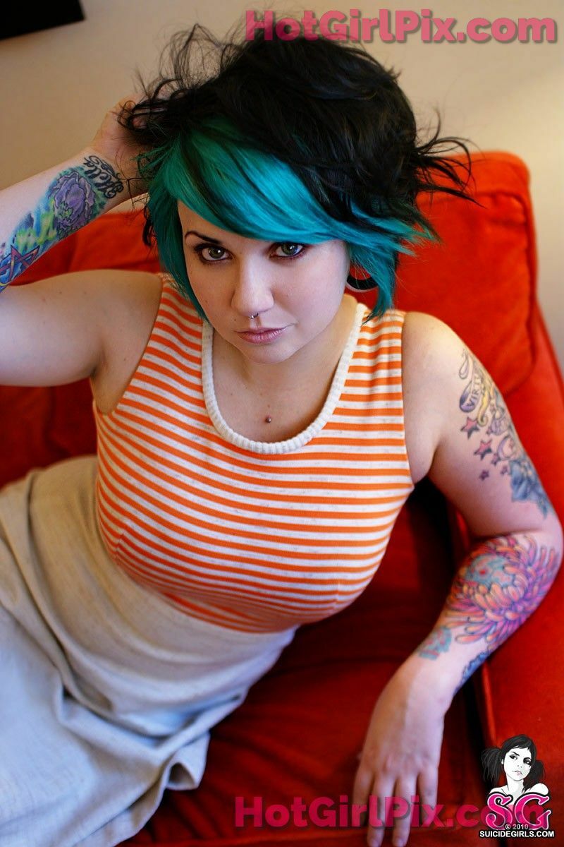 [Suicide Girls] Quinne - hands down