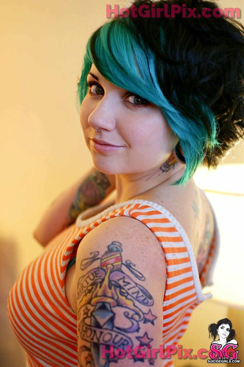 [Suicide Girls] Quinne - hands down