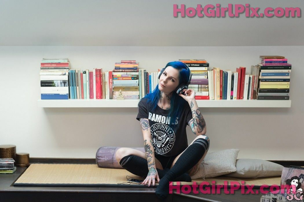 [Suicide Girls] Riae - Let the Music Play