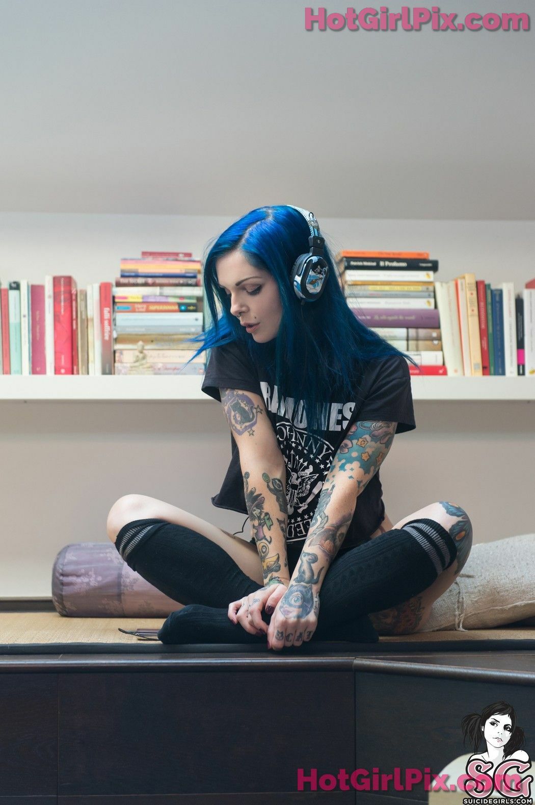 [Suicide Girls] Riae - Let the Music Play