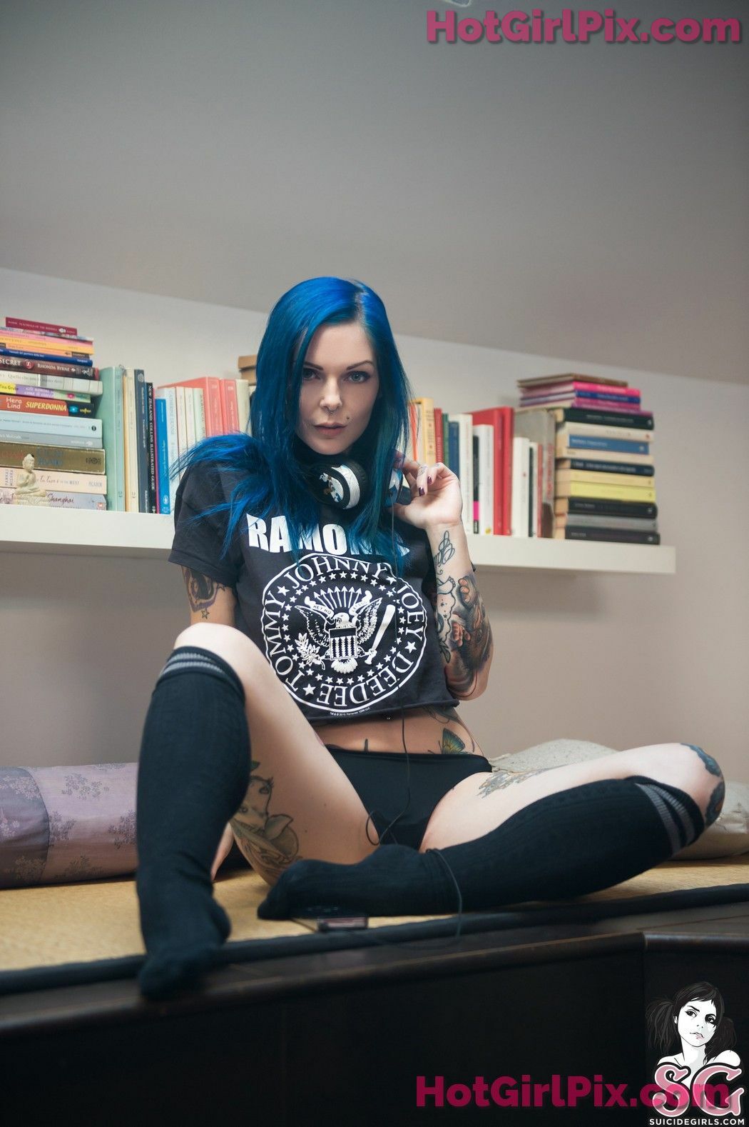 [Suicide Girls] Riae - Let the Music Play