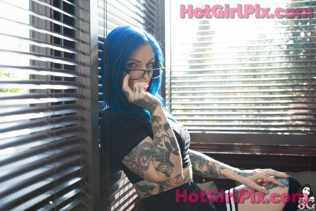 [Suicide Girls] Riae - The Theory of Riaelativity