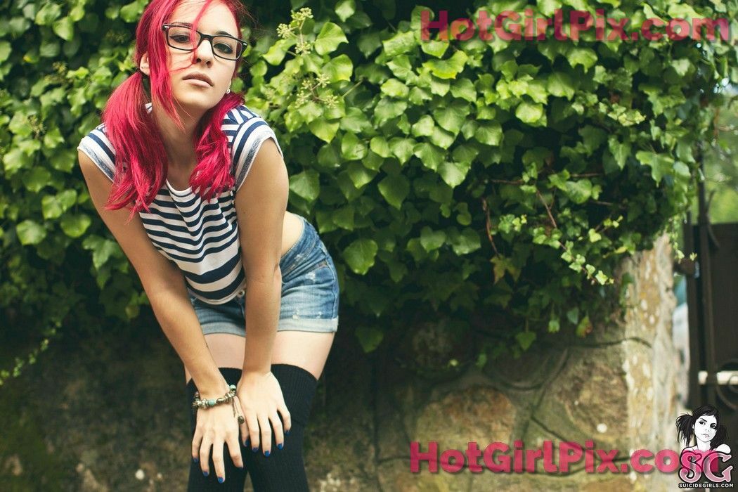 [Suicide Girls] Saria - Little Illusion Machine