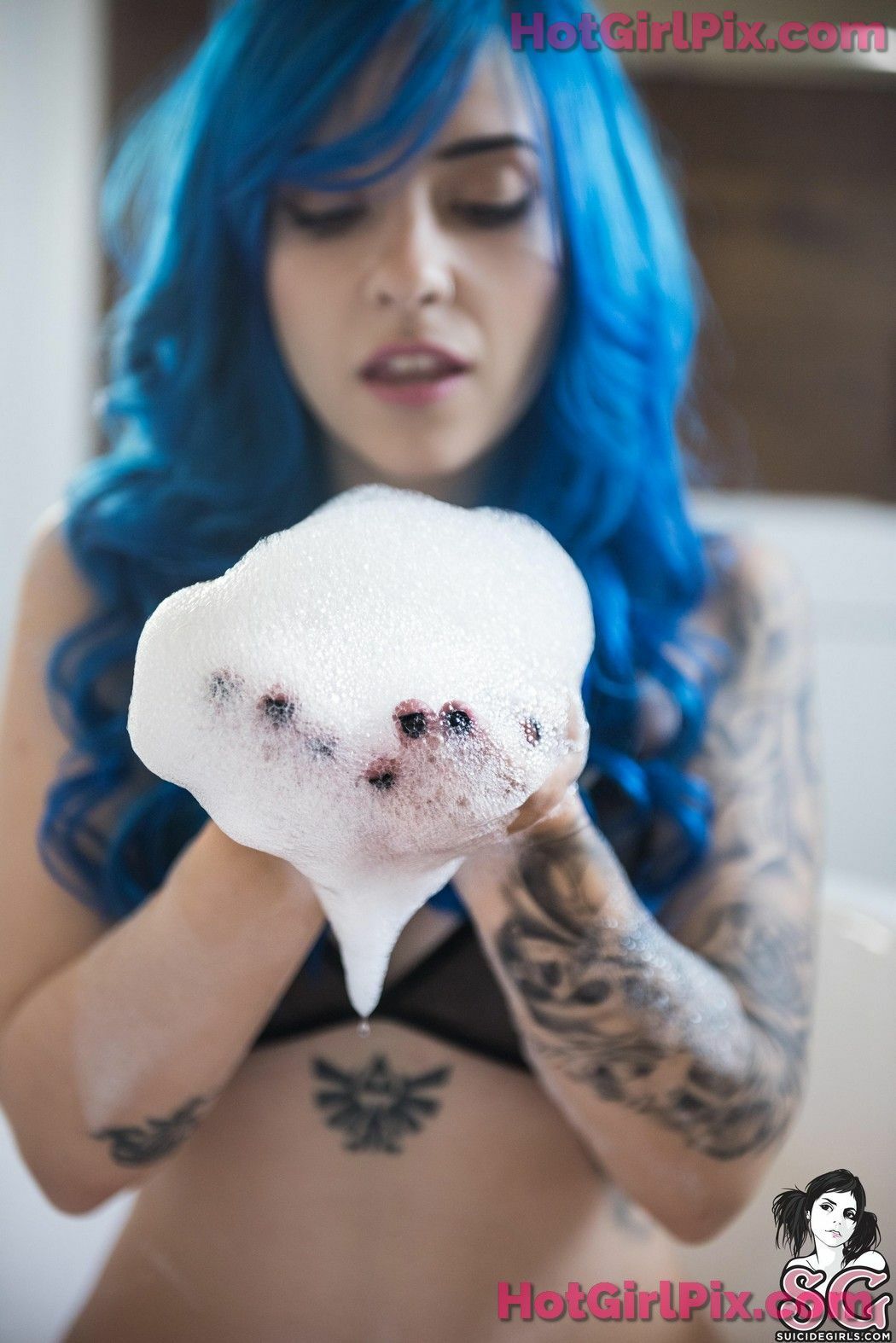 [Suicide Girls] Saria - Her cold eyes can burn