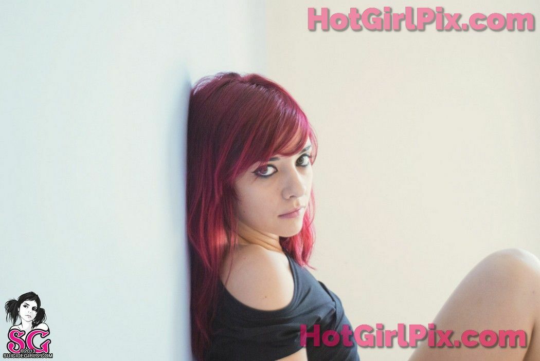 [Suicide Girls] Saria - Brand New Song