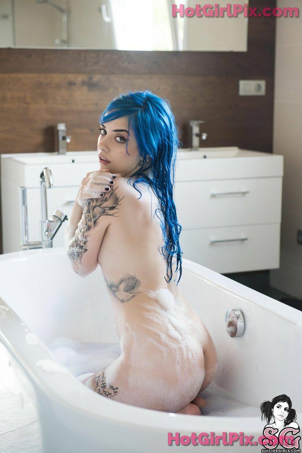 [Suicide Girls] Saria - Her cold eyes can burn