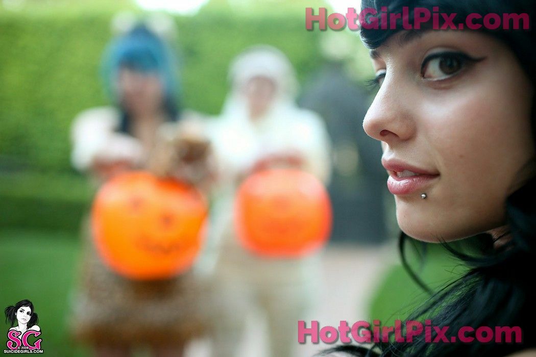 [Suicide Girls] Sash & Quinne - Trick or Treat