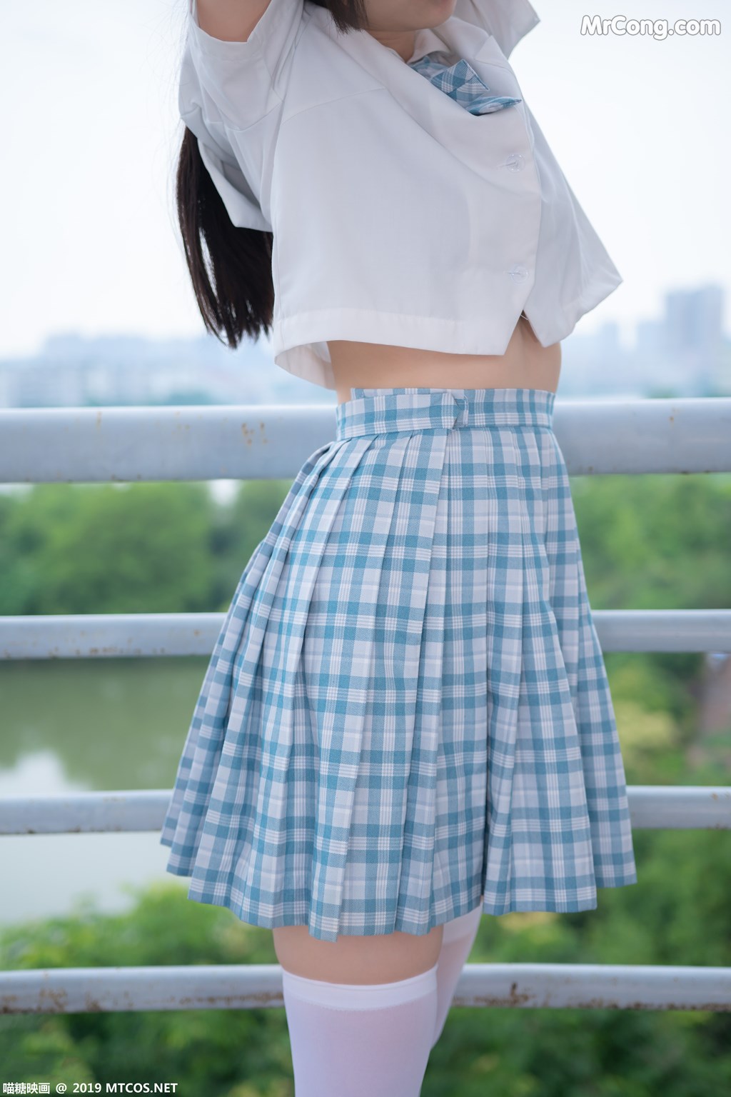 [MTCos] 喵糖映画 Vol.015: 半度度度喵 白丝格子裙 (43 images)