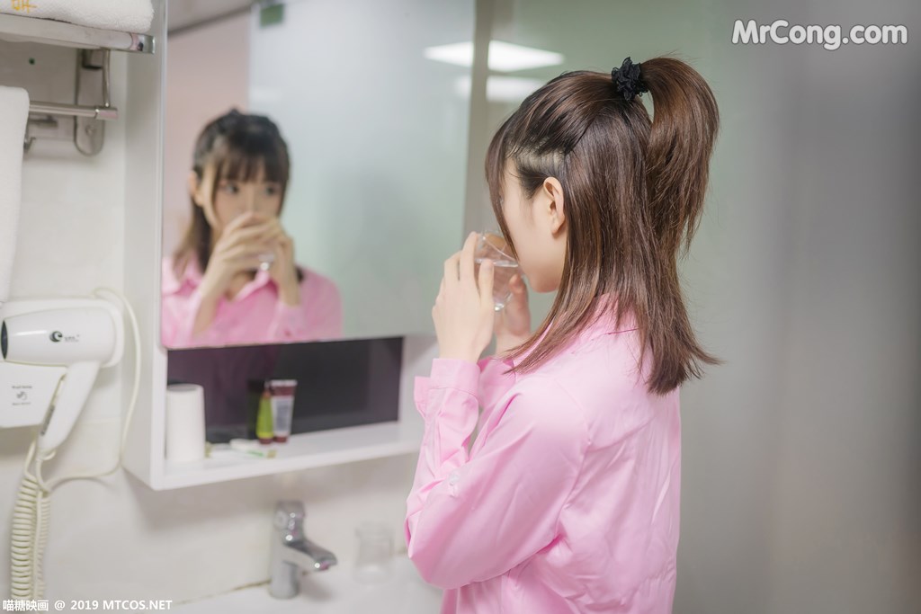 [MTCos] 喵糖映画 Vol.022: kitaro_绮太郎 男友的衬衣 (38 images)