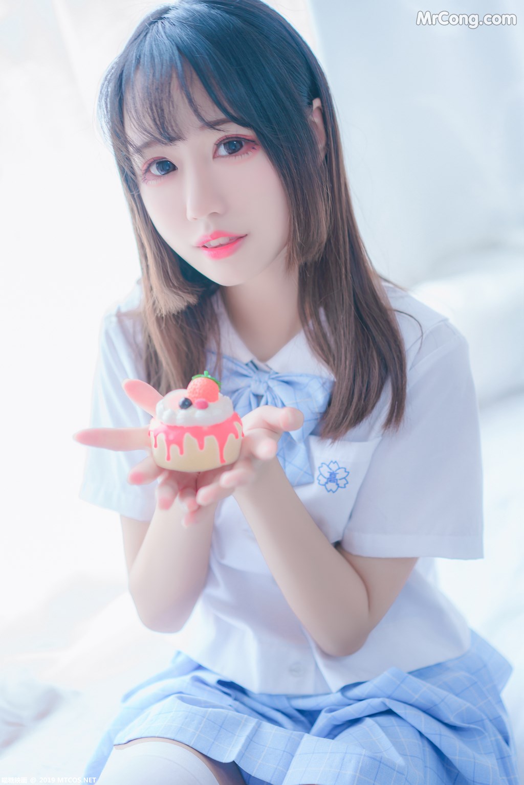 [MTCos] 喵糖映画 Vol.019: 蓝白梦幻少女 (46 images)