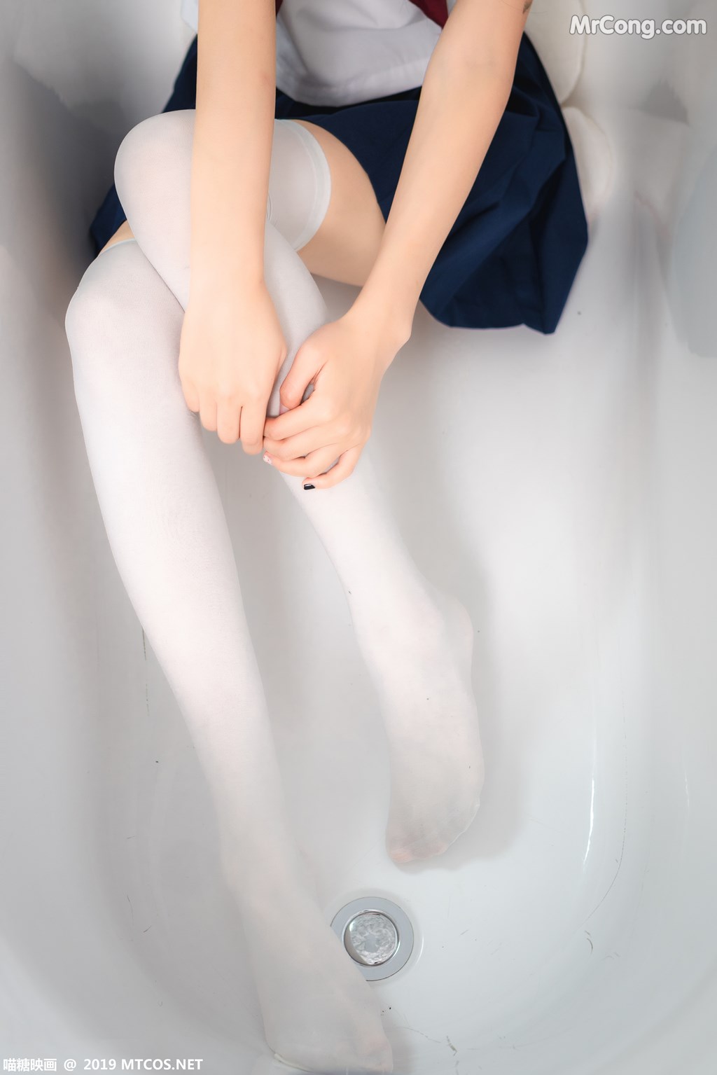 [MTCos] 喵糖映画 Vol.012: 蓝白水手服 (44 images)