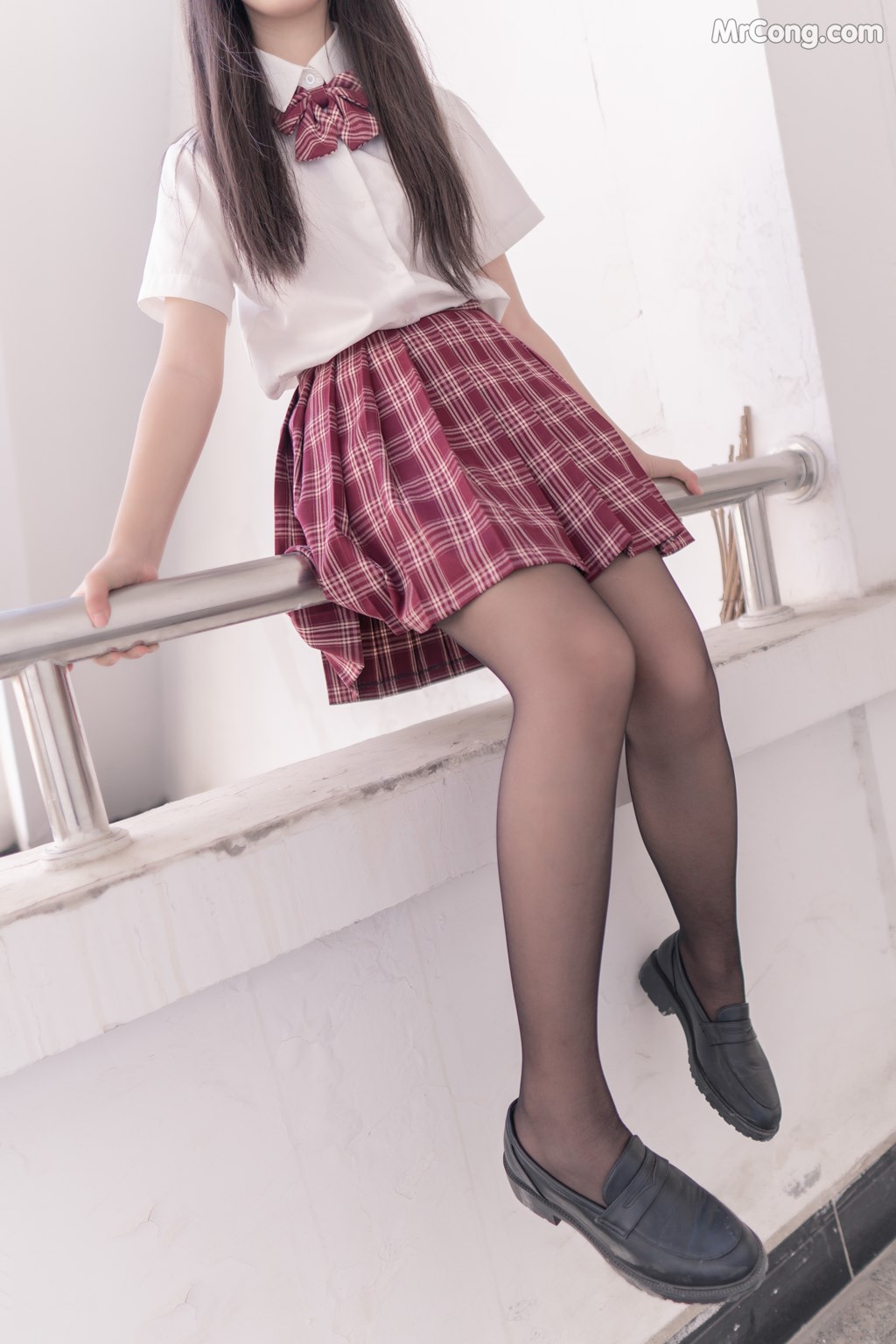 [MTCos] 喵糖映画 Vol.023: 长发JK萌妹 (44 images)