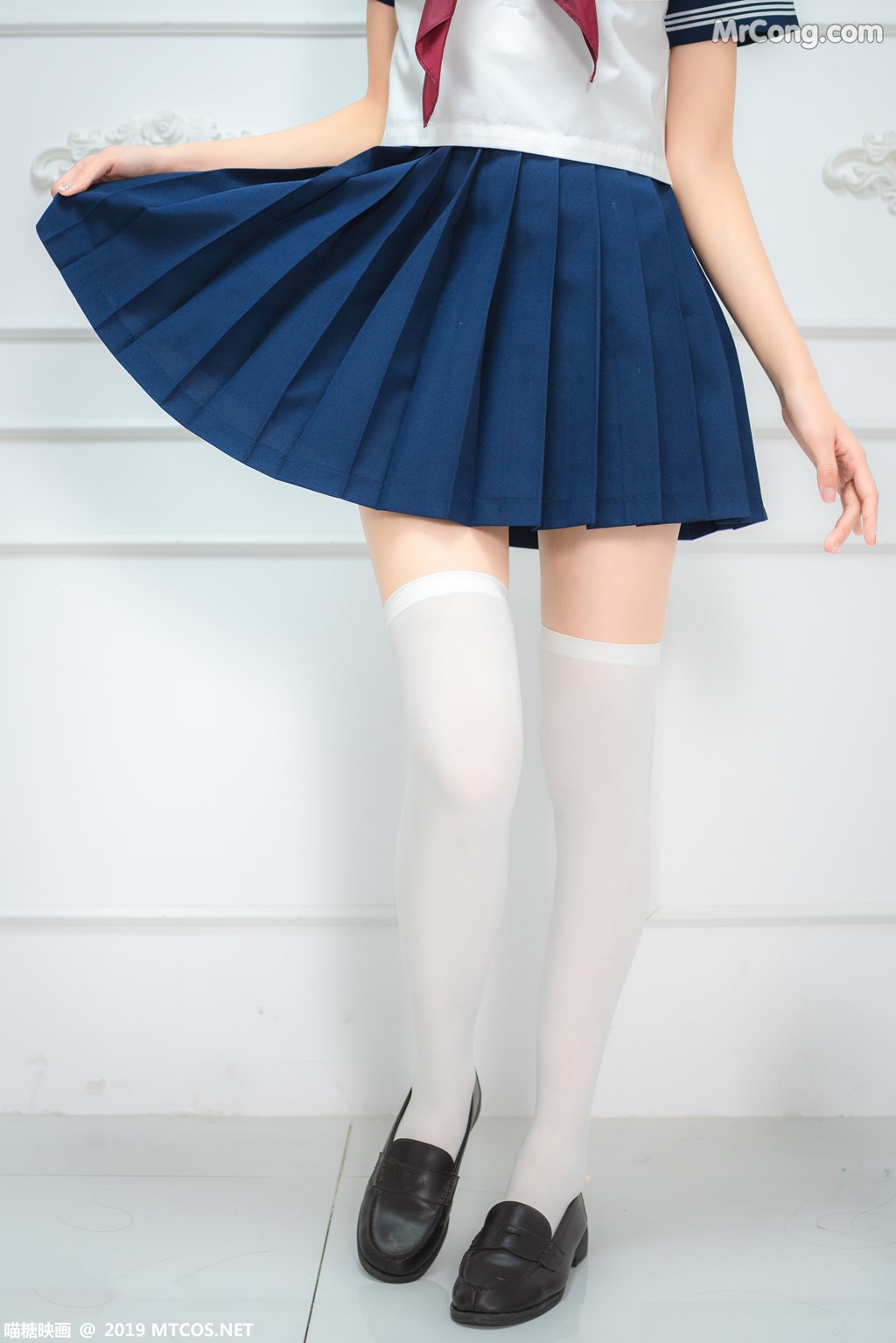 [MTCos] 喵糖映画 Vol.012: 蓝白水手服 (44 images)