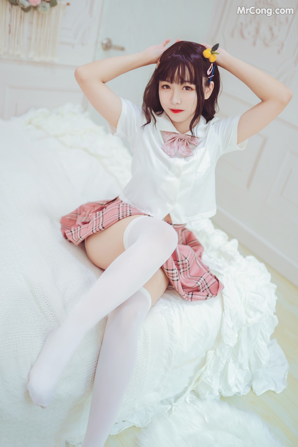 [MTCos] 喵糖映画 Vol.001: 绝对领域白丝过膝袜 (41 images)