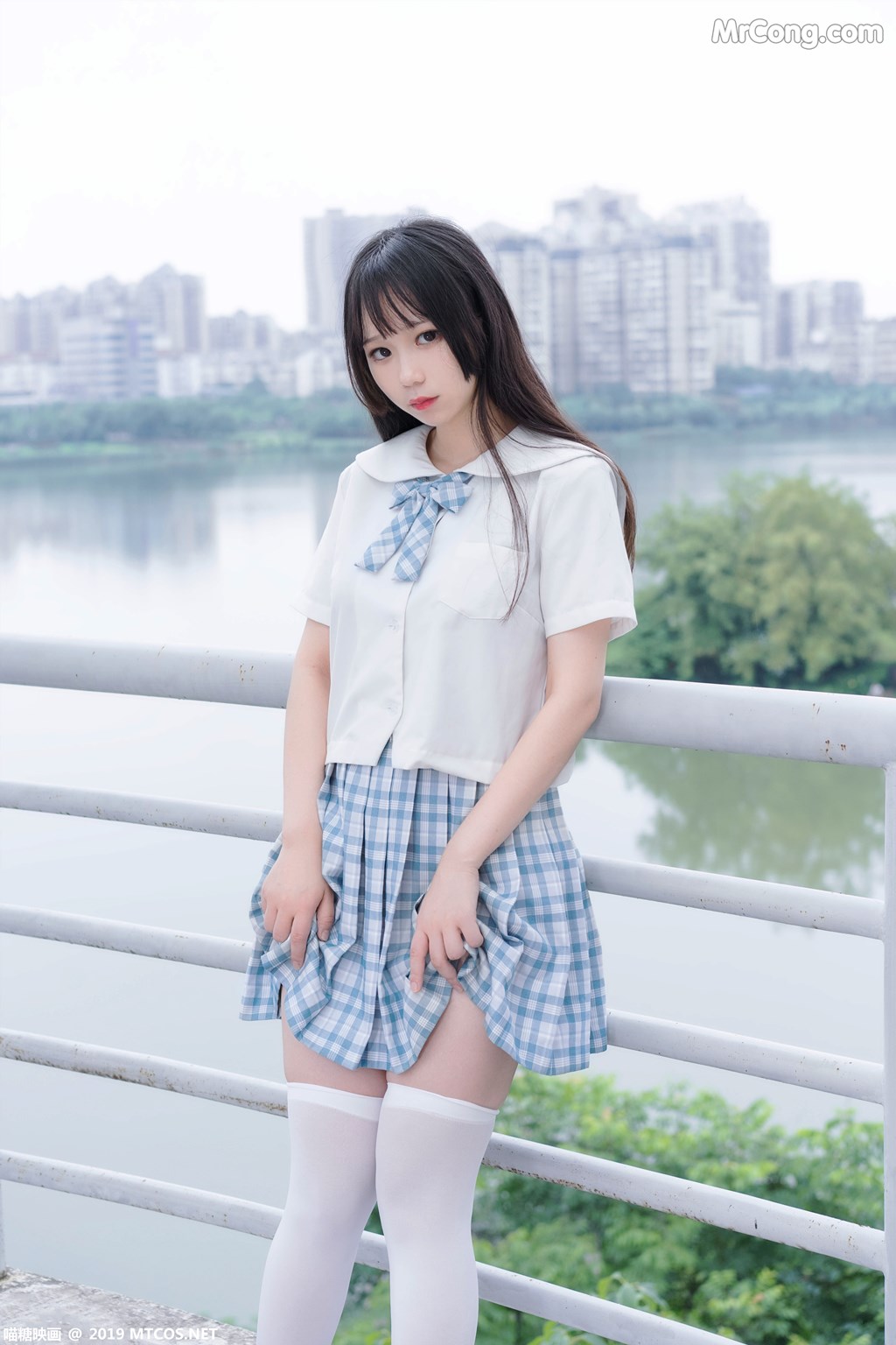 [MTCos] 喵糖映画 Vol.015: 半度度度喵 白丝格子裙 (43 images)