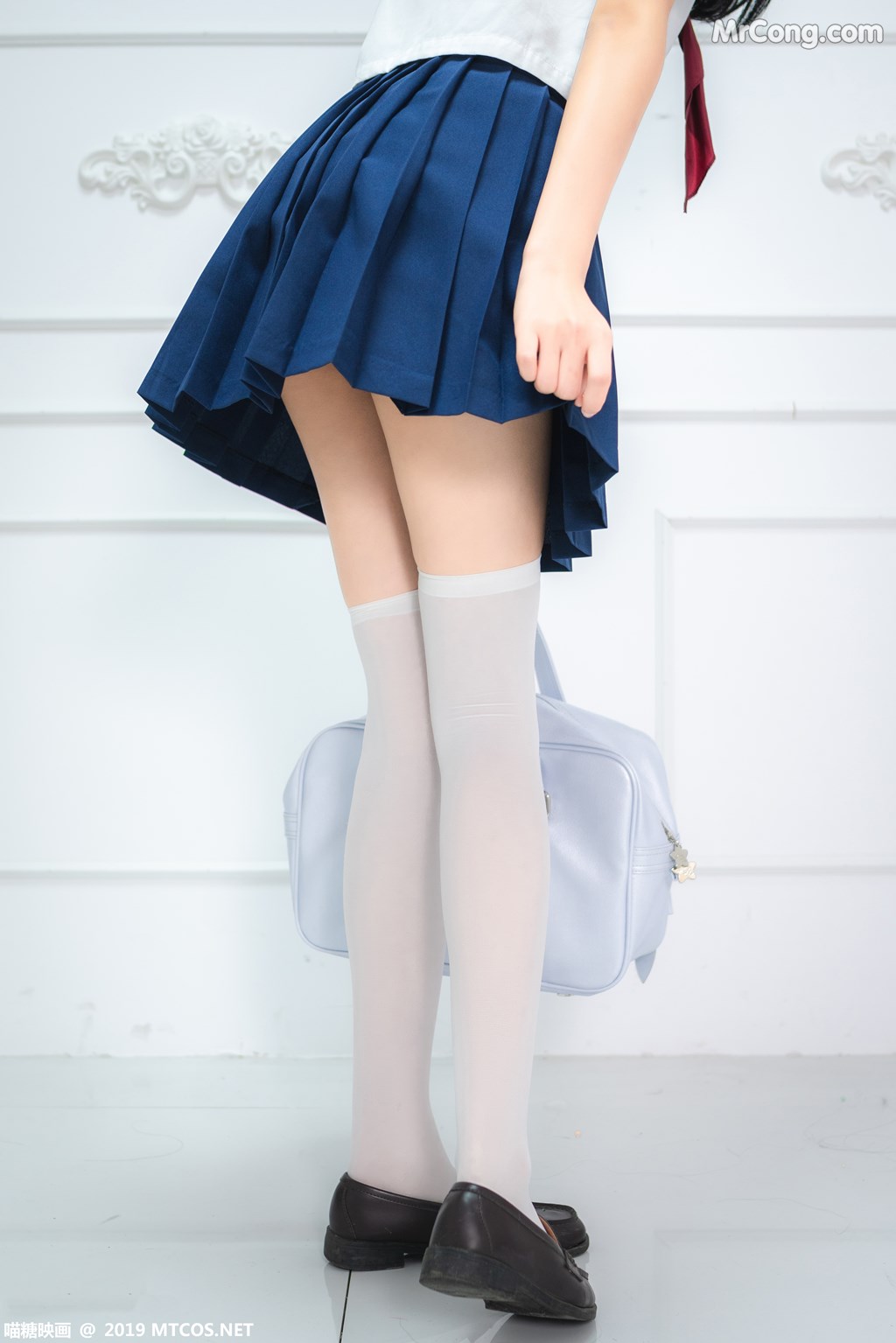 [MTCos] 喵糖映画 Vol.012: 蓝白水手服 (44 images)