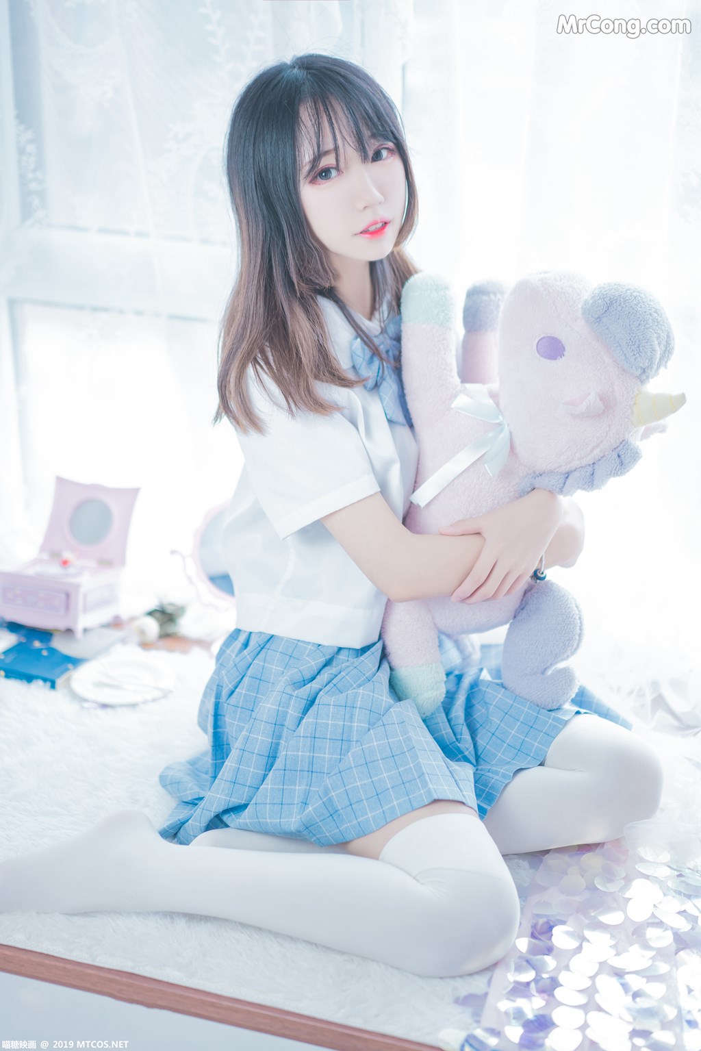 [MTCos] 喵糖映画 Vol.019: 蓝白梦幻少女 (46 images)