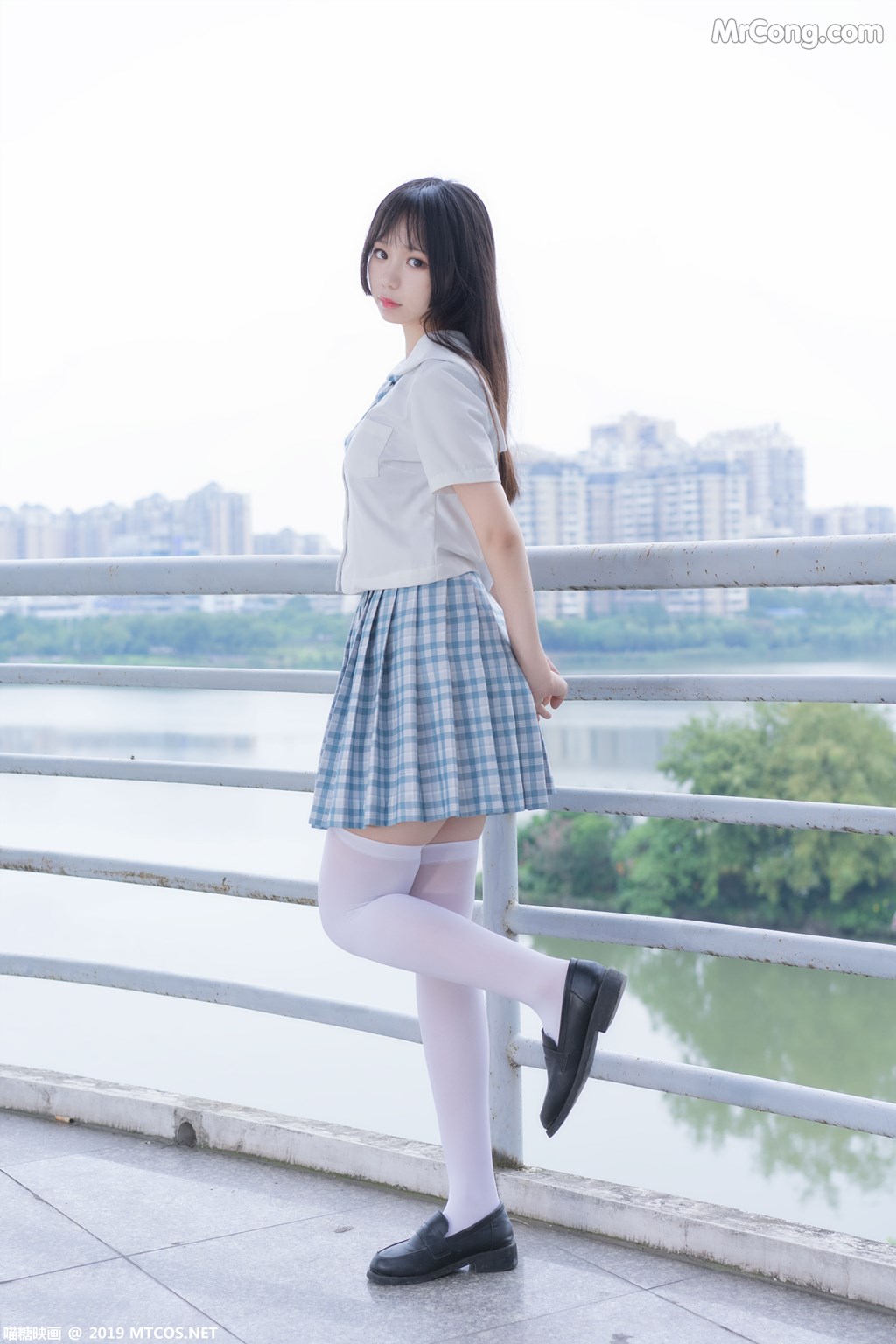 [MTCos] 喵糖映画 Vol.015: 半度度度喵 白丝格子裙 (43 images)