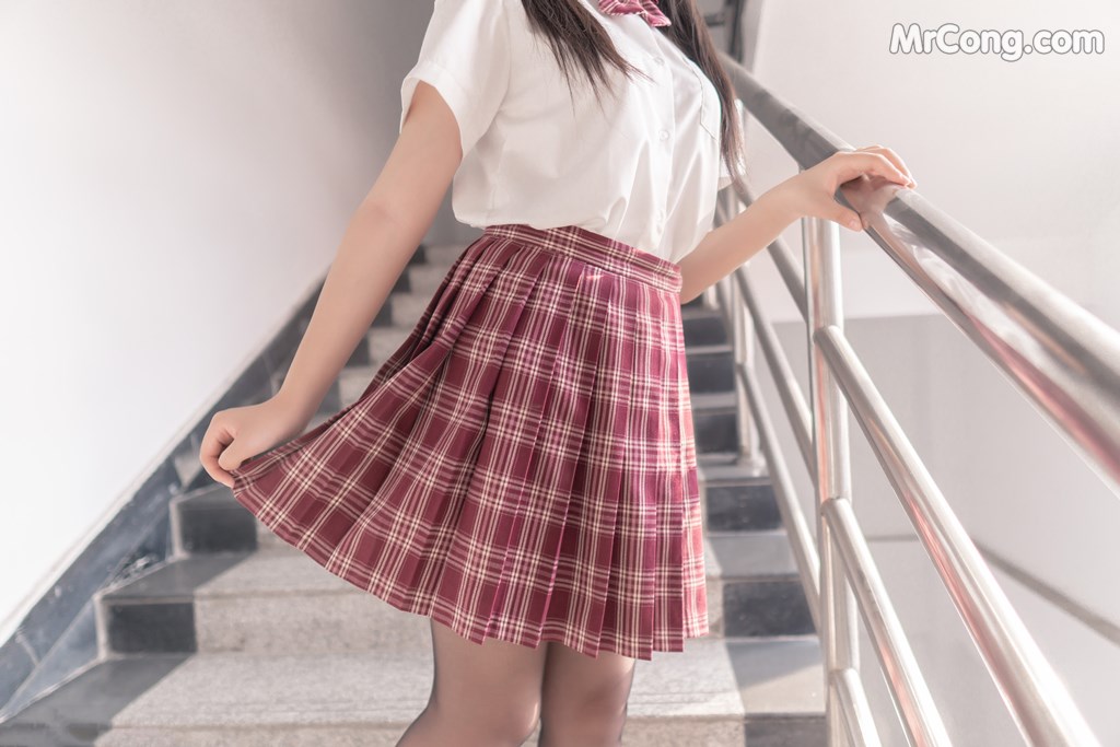 [MTCos] 喵糖映画 Vol.023: 长发JK萌妹 (44 images)
