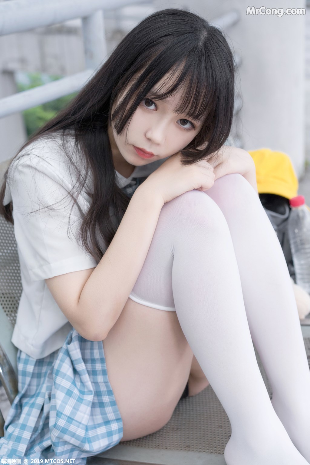 [MTCos] 喵糖映画 Vol.015: 半度度度喵 白丝格子裙 (43 images)