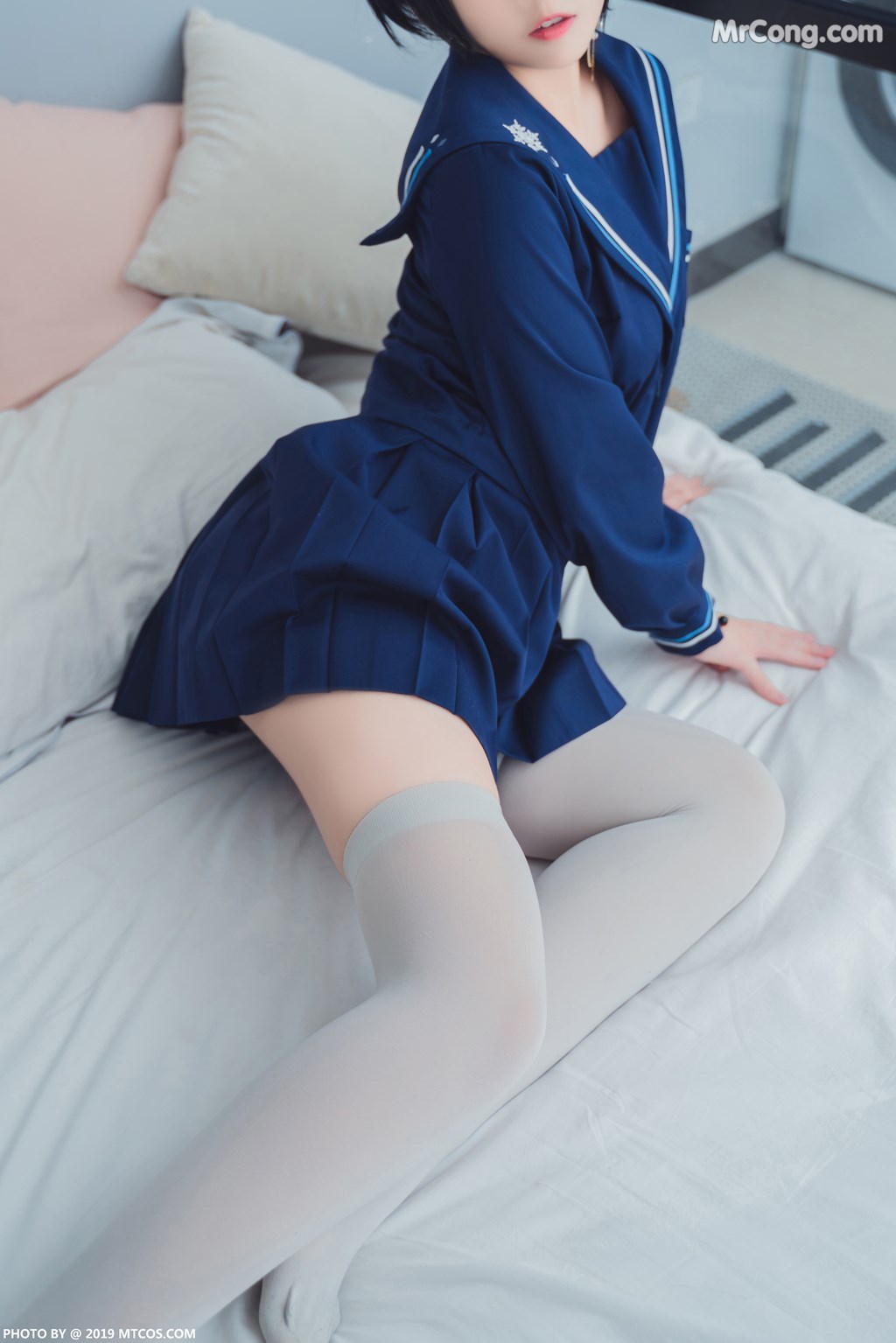 [MTCos] 喵糖映画 Vol.010: 大眼JK妹 (40 images)