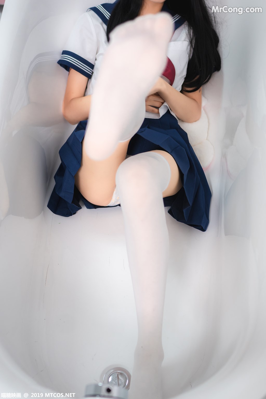 [MTCos] 喵糖映画 Vol.012: 蓝白水手服 (44 images)