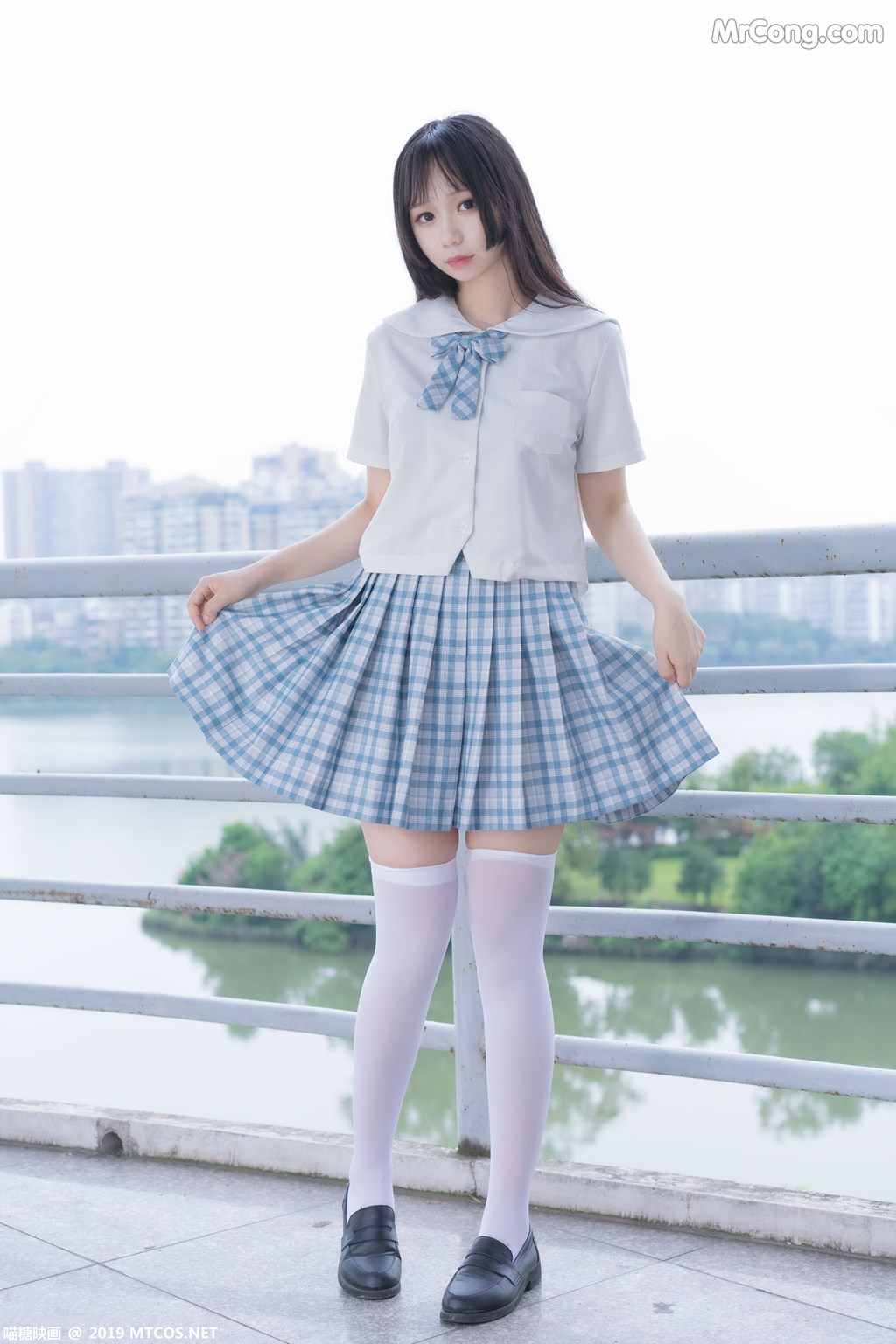 [MTCos] 喵糖映画 Vol.015: 半度度度喵 白丝格子裙 (43 images)
