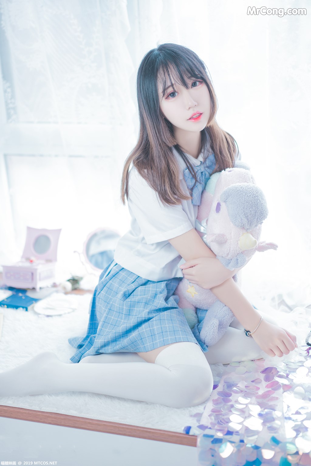 [MTCos] 喵糖映画 Vol.019: 蓝白梦幻少女 (46 images)