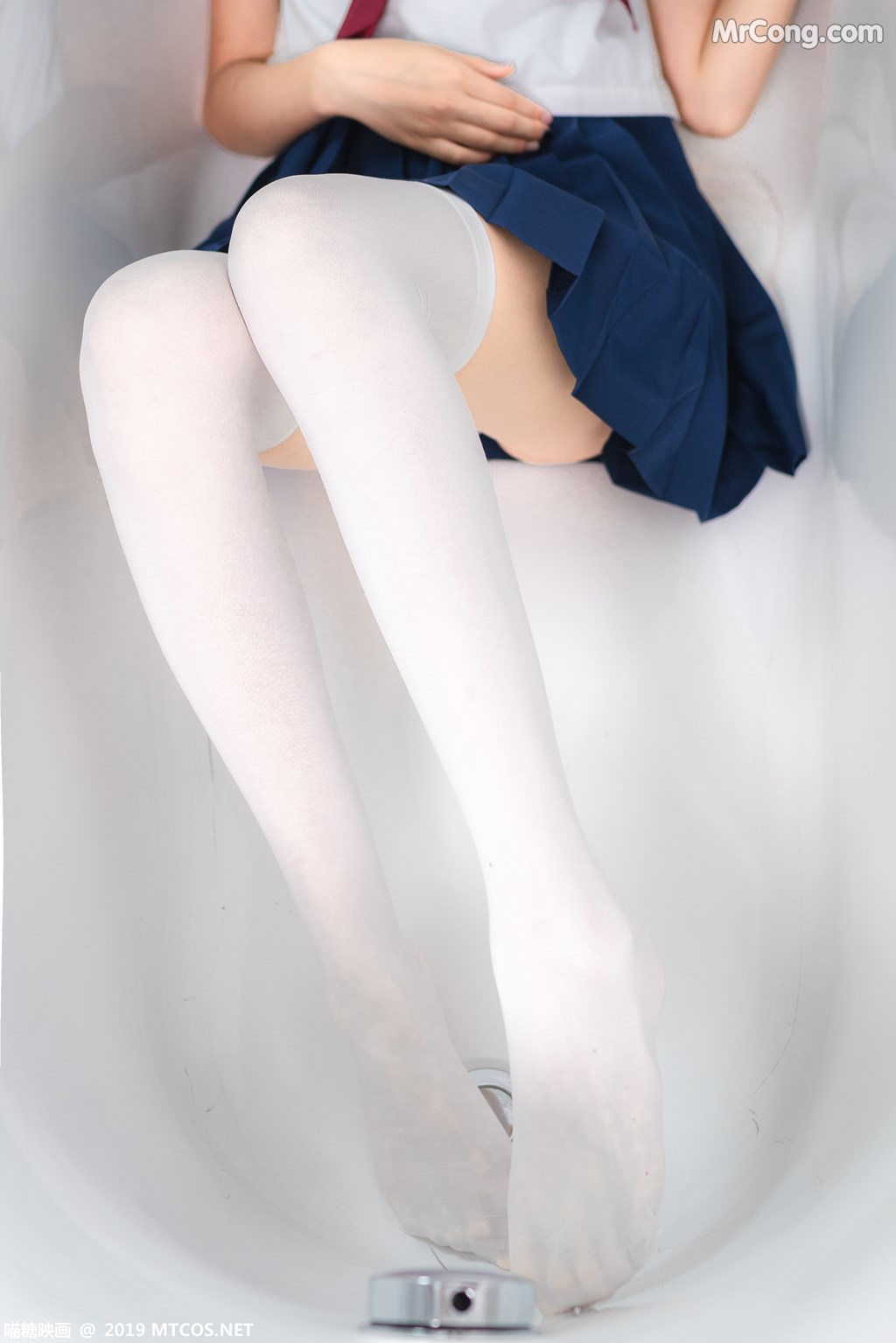[MTCos] 喵糖映画 Vol.012: 蓝白水手服 (44 images)