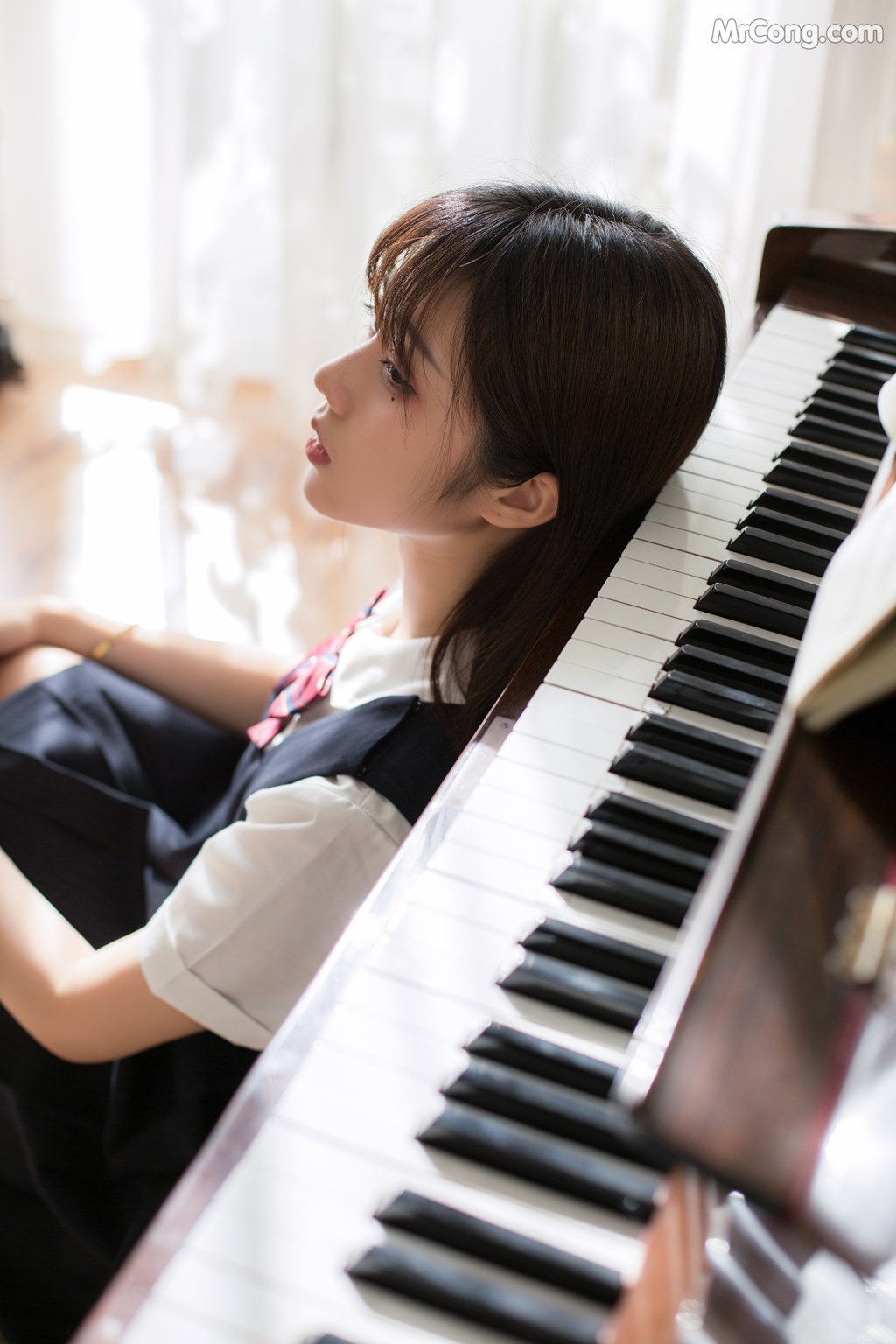 [MTCos] 喵糖映画 Vol.004: 镜酱 文静学妹 (40 images)