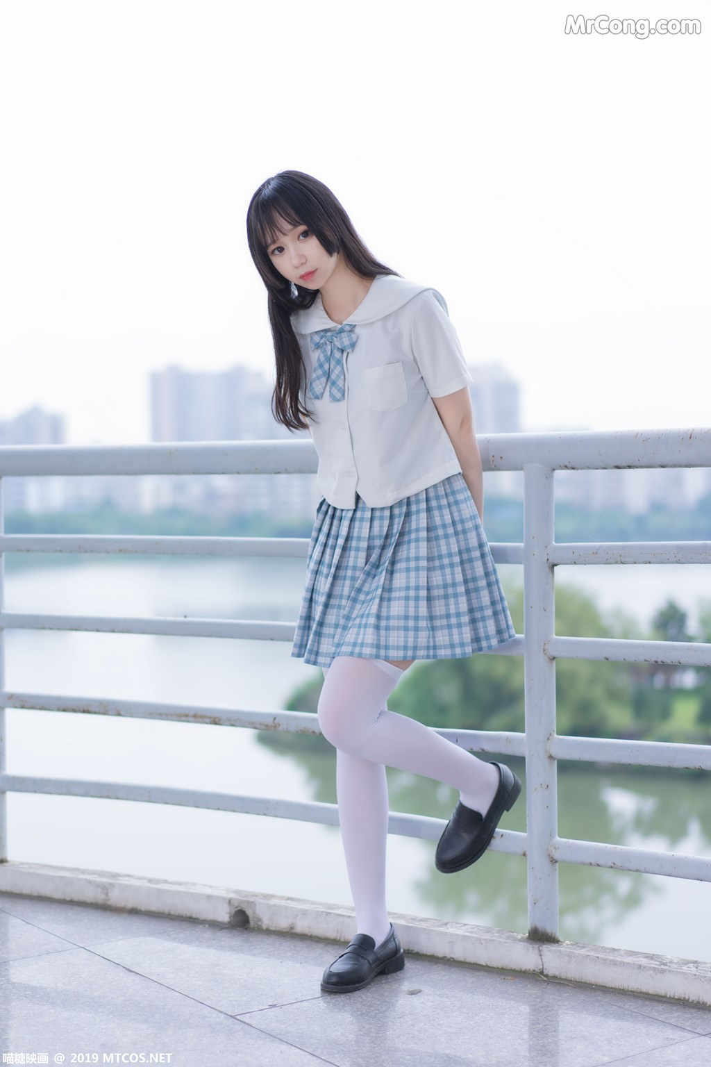 [MTCos] 喵糖映画 Vol.015: 半度度度喵 白丝格子裙 (43 images)