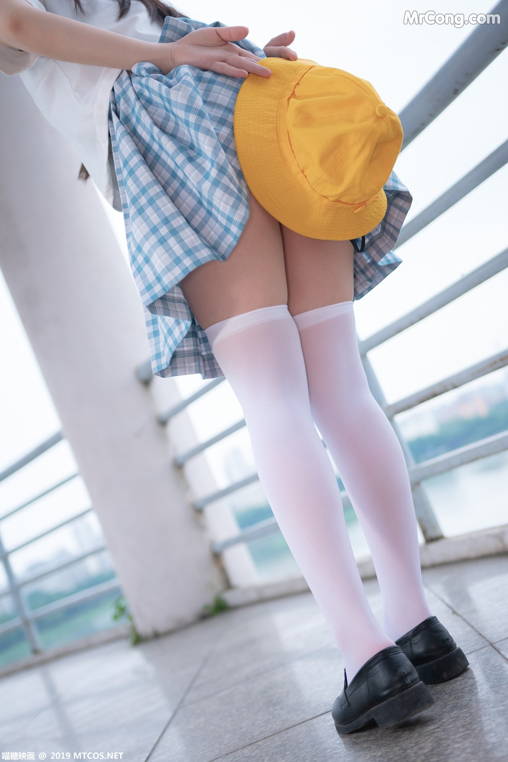[MTCos] 喵糖映画 Vol.015: 半度度度喵 白丝格子裙 (43 images)