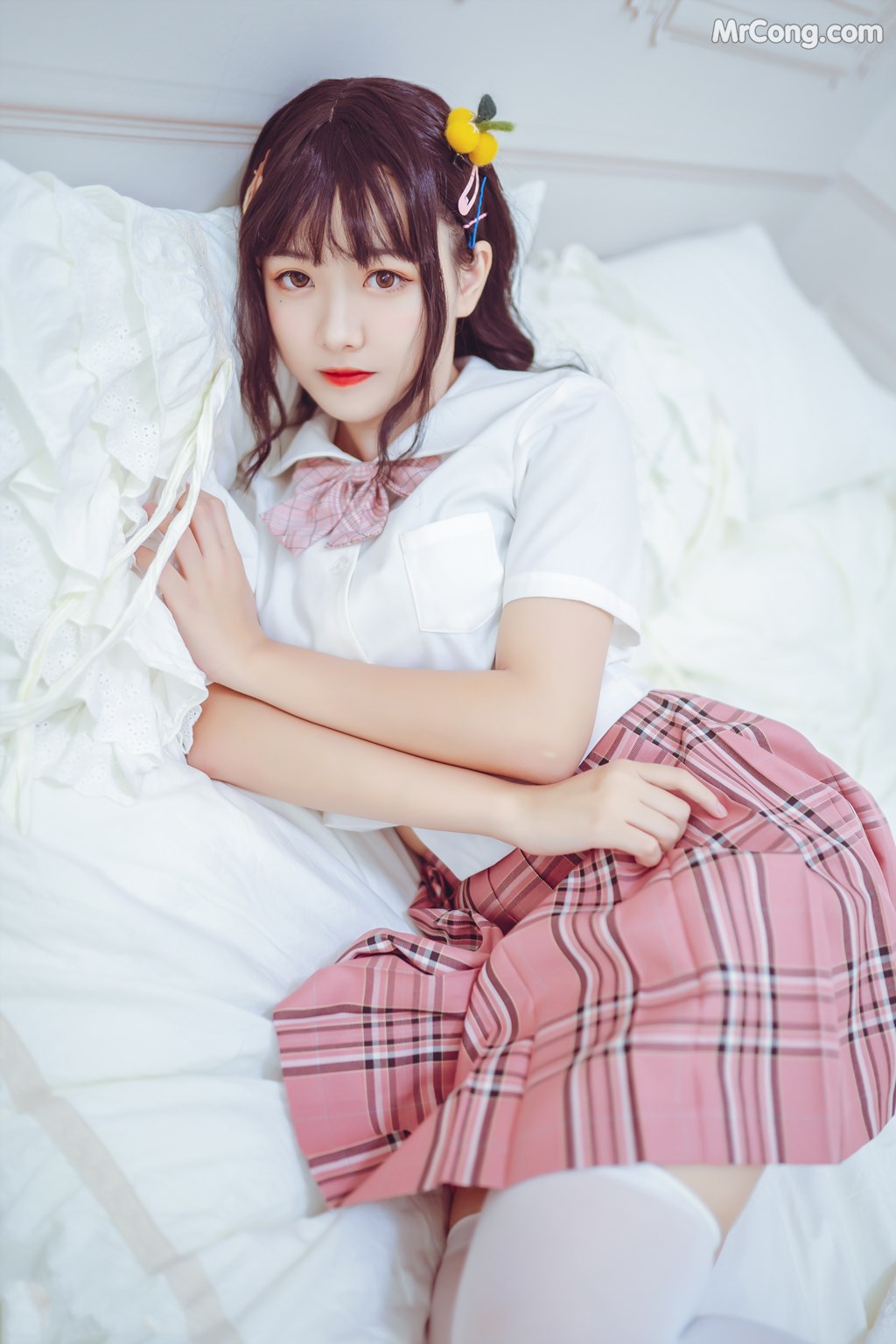 [MTCos] 喵糖映画 Vol.001: 绝对领域白丝过膝袜 (41 images) Cover Photo