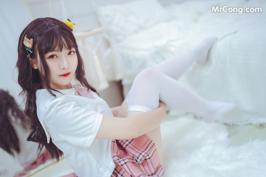 [MTCos] 喵糖映画 Vol.001: 绝对领域白丝过膝袜 (41 images)
