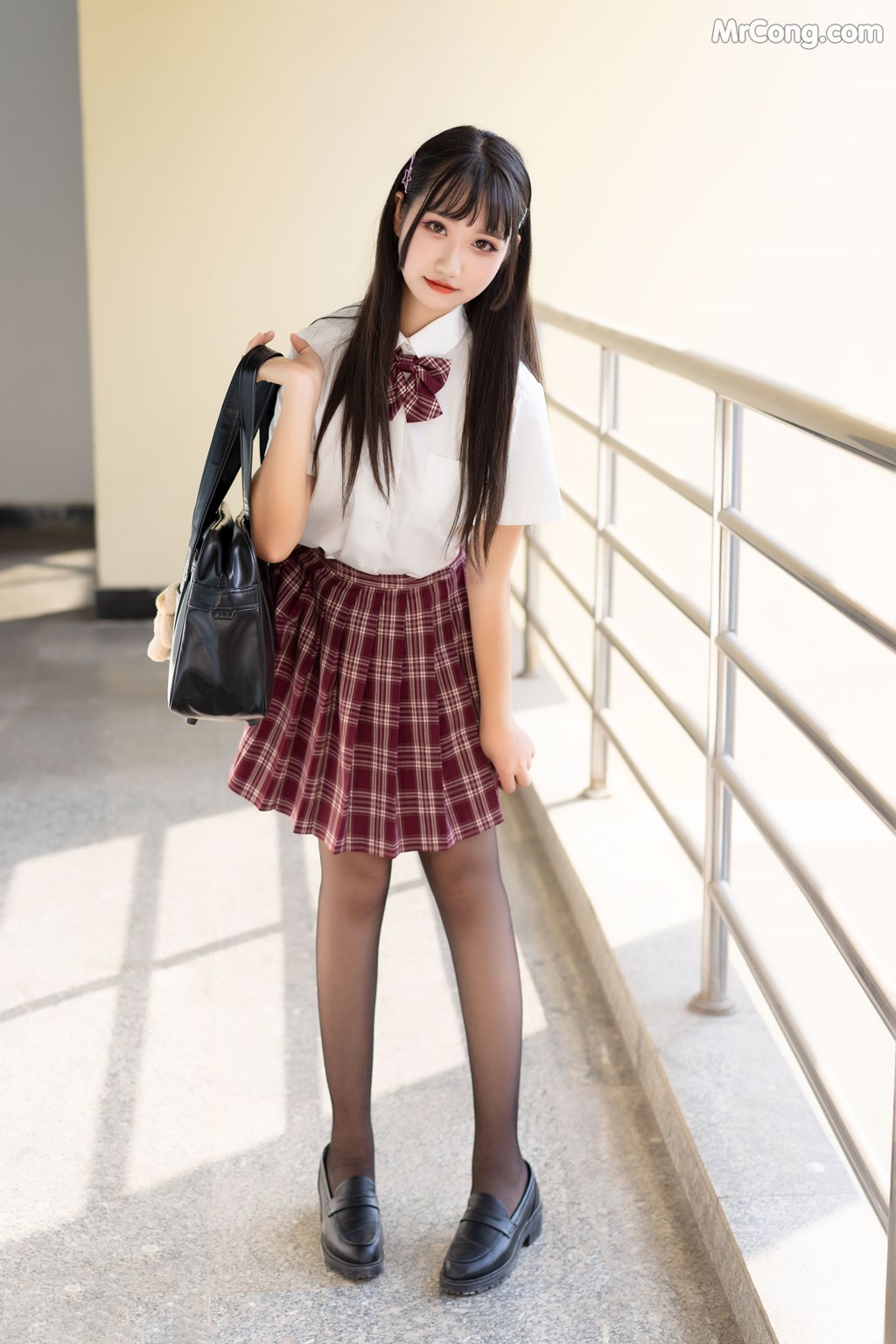 [MTCos] 喵糖映画 Vol.023: 长发JK萌妹 (44 images)