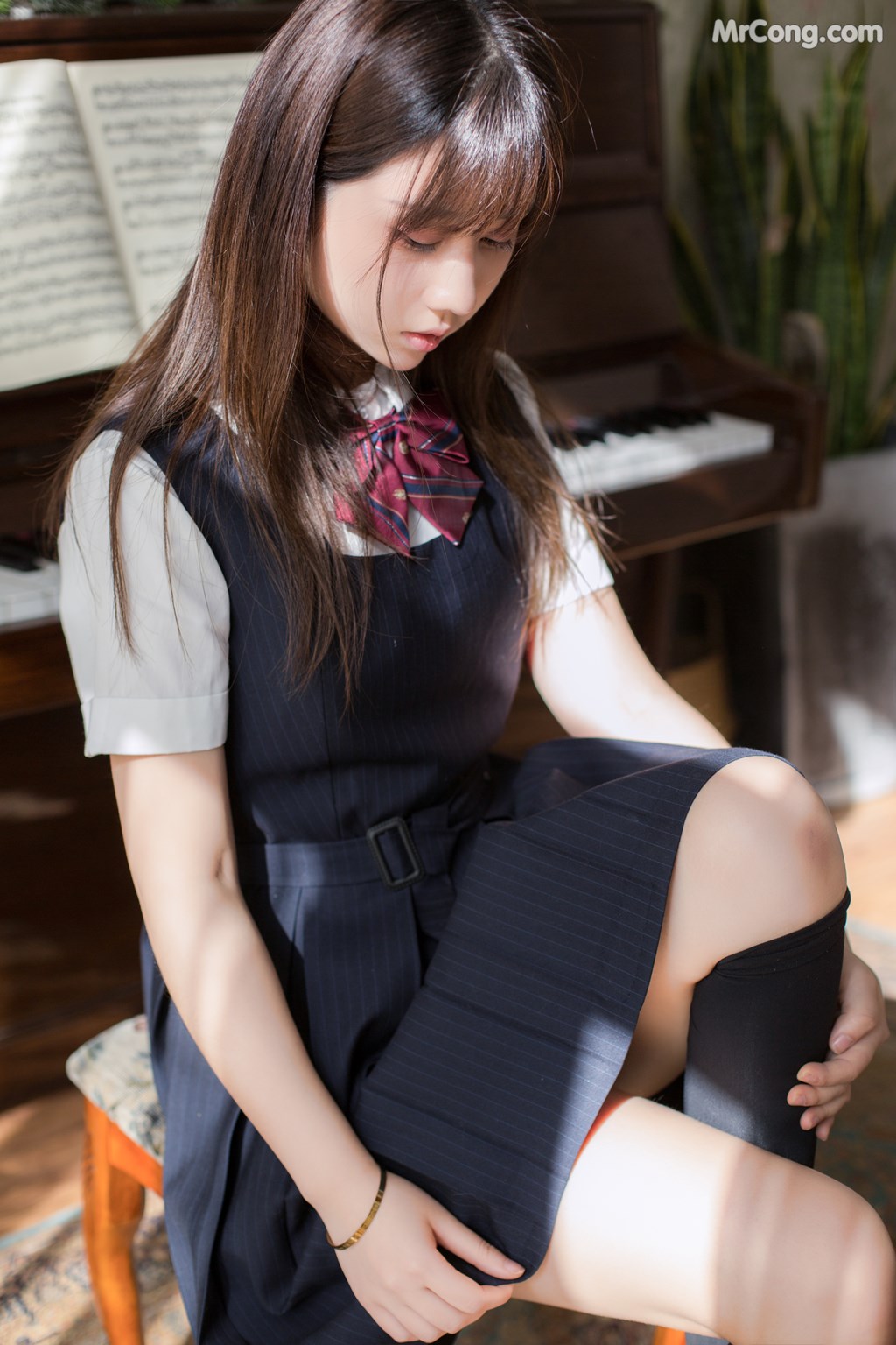 [MTCos] 喵糖映画 Vol.004: 镜酱 文静学妹 (40 images)