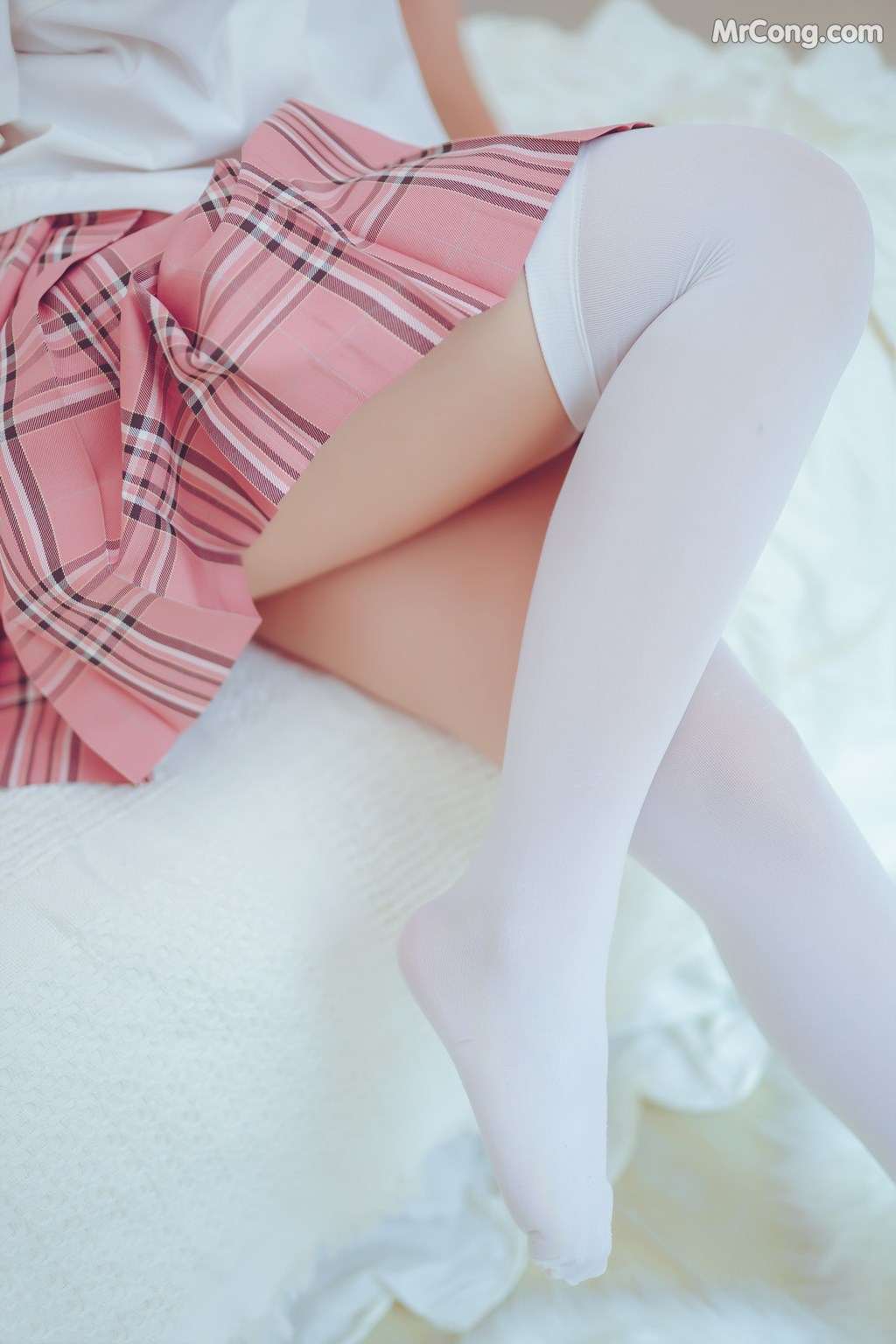 [MTCos] 喵糖映画 Vol.001: 绝对领域白丝过膝袜 (41 images)