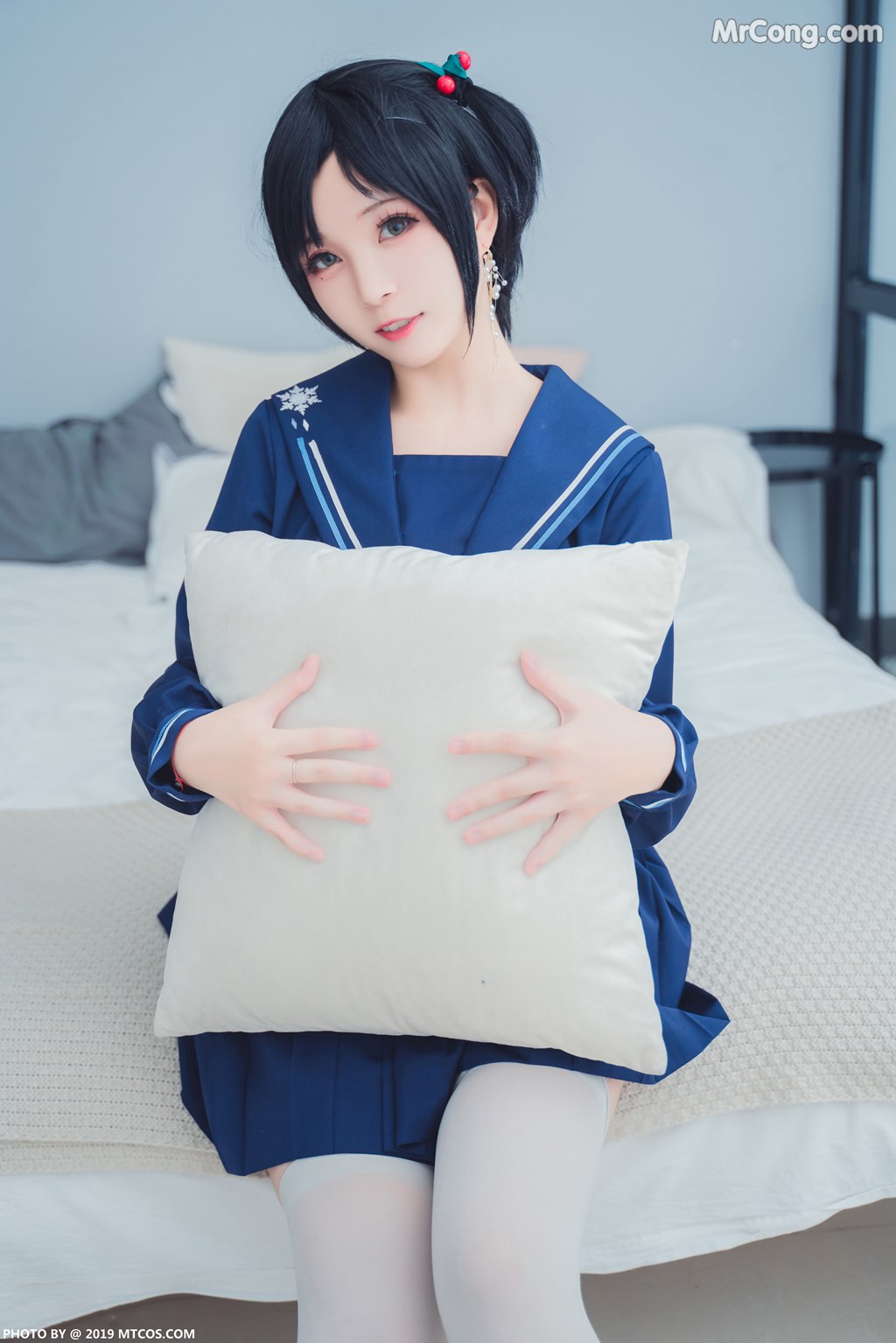 [MTCos] 喵糖映画 Vol.010: 大眼JK妹 (40 images)