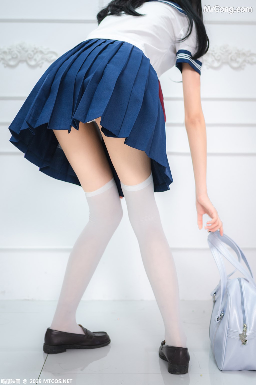 [MTCos] 喵糖映画 Vol.012: 蓝白水手服 (44 images)