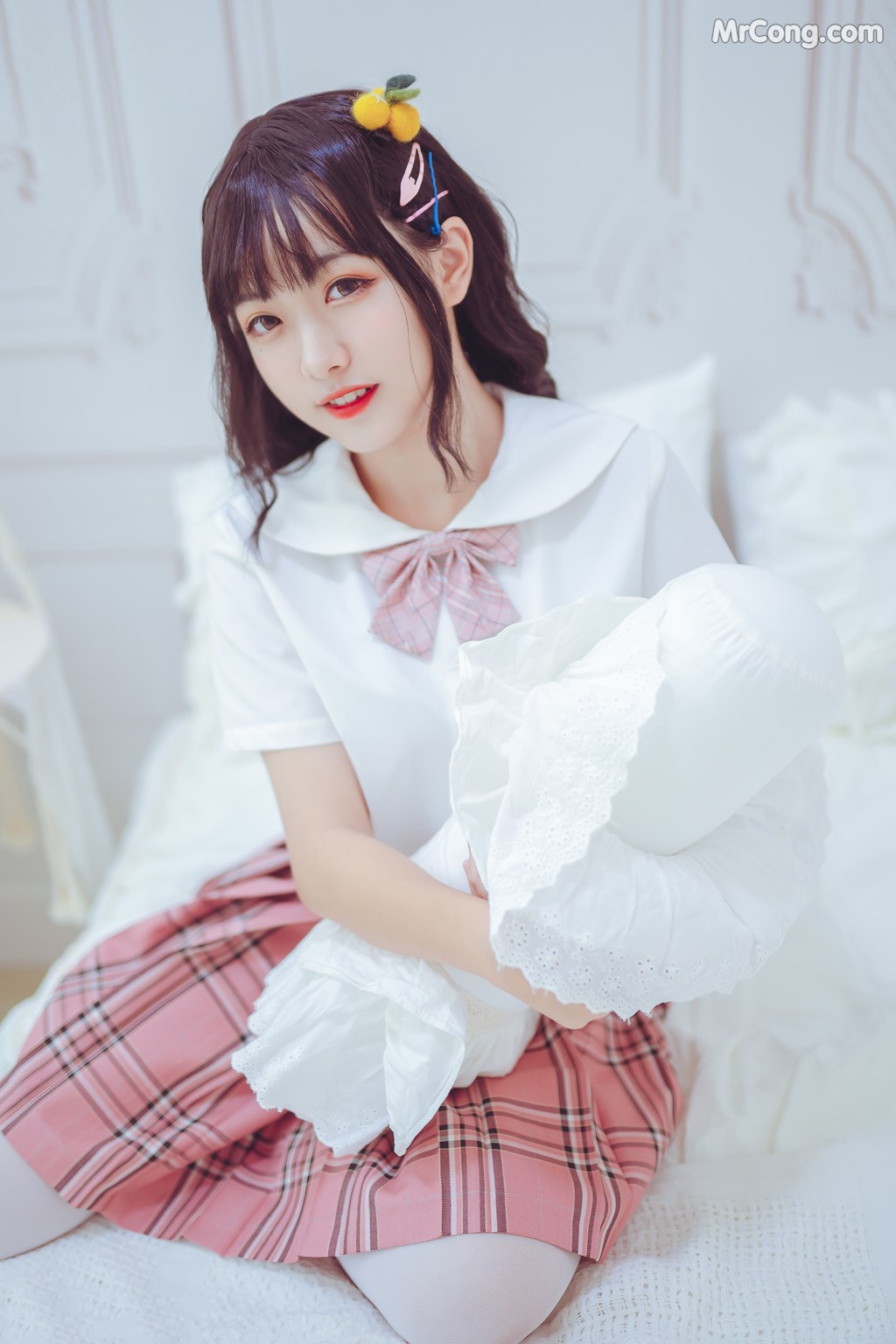[MTCos] 喵糖映画 Vol.001: 绝对领域白丝过膝袜 (41 images)