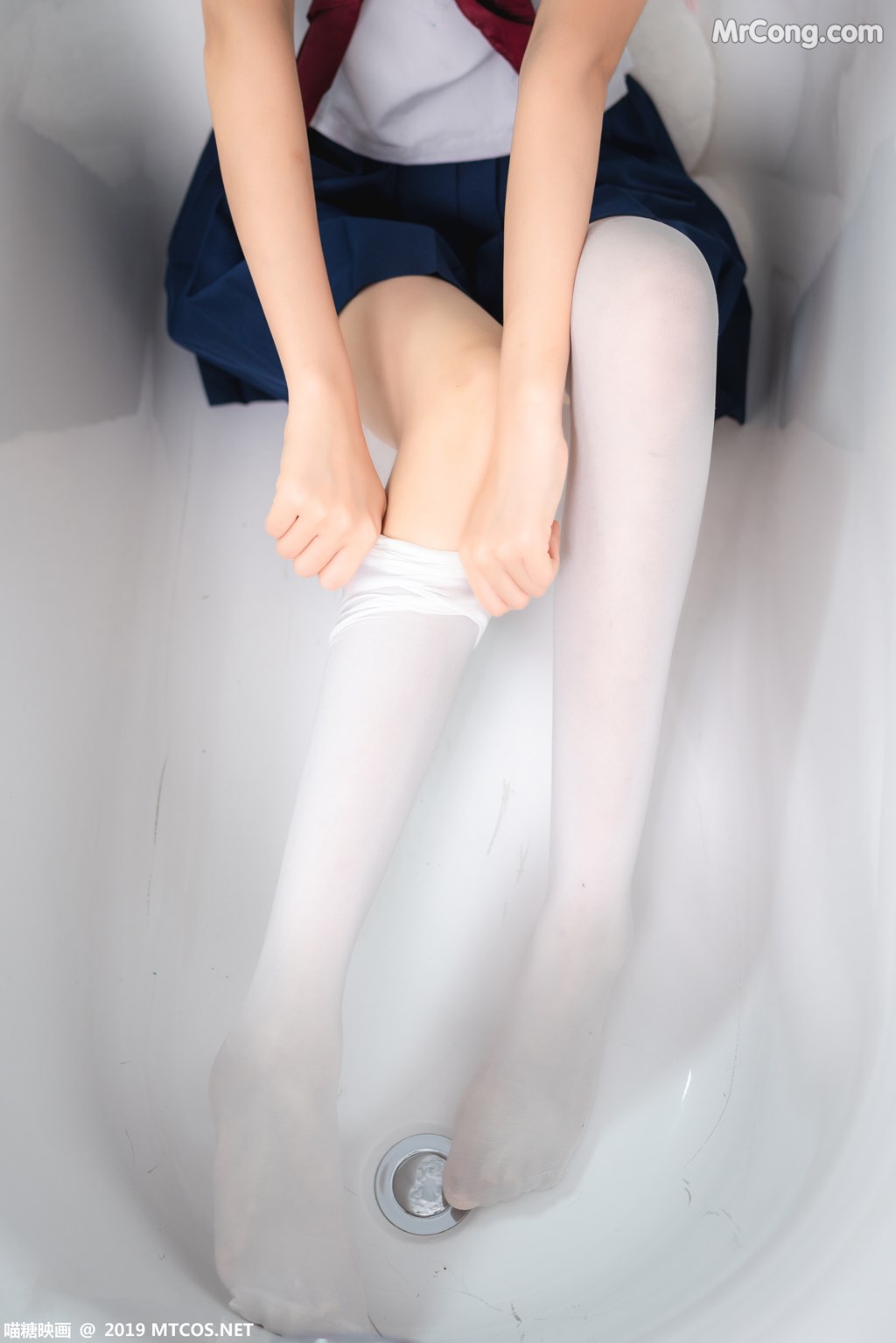 [MTCos] 喵糖映画 Vol.012: 蓝白水手服 (44 images)