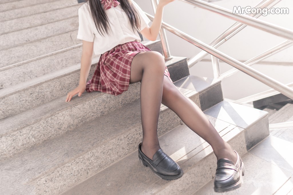 [MTCos] 喵糖映画 Vol.023: 长发JK萌妹 (44 images)