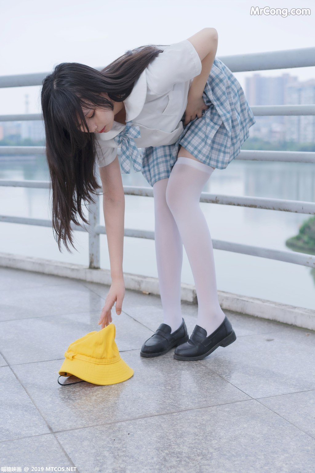 [MTCos] 喵糖映画 Vol.015: 半度度度喵 白丝格子裙 (43 images)