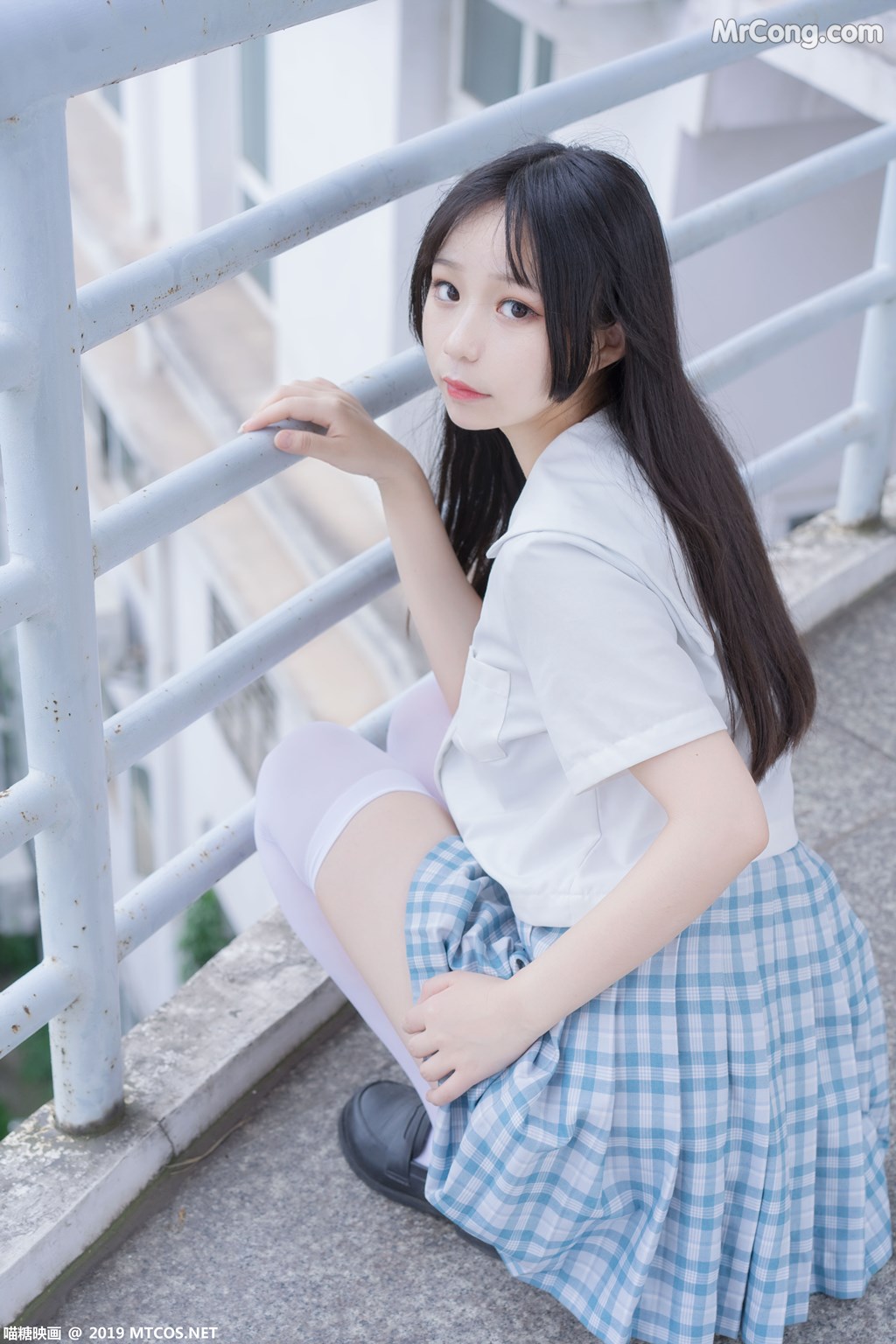 [MTCos] 喵糖映画 Vol.015: 半度度度喵 白丝格子裙 (43 images)