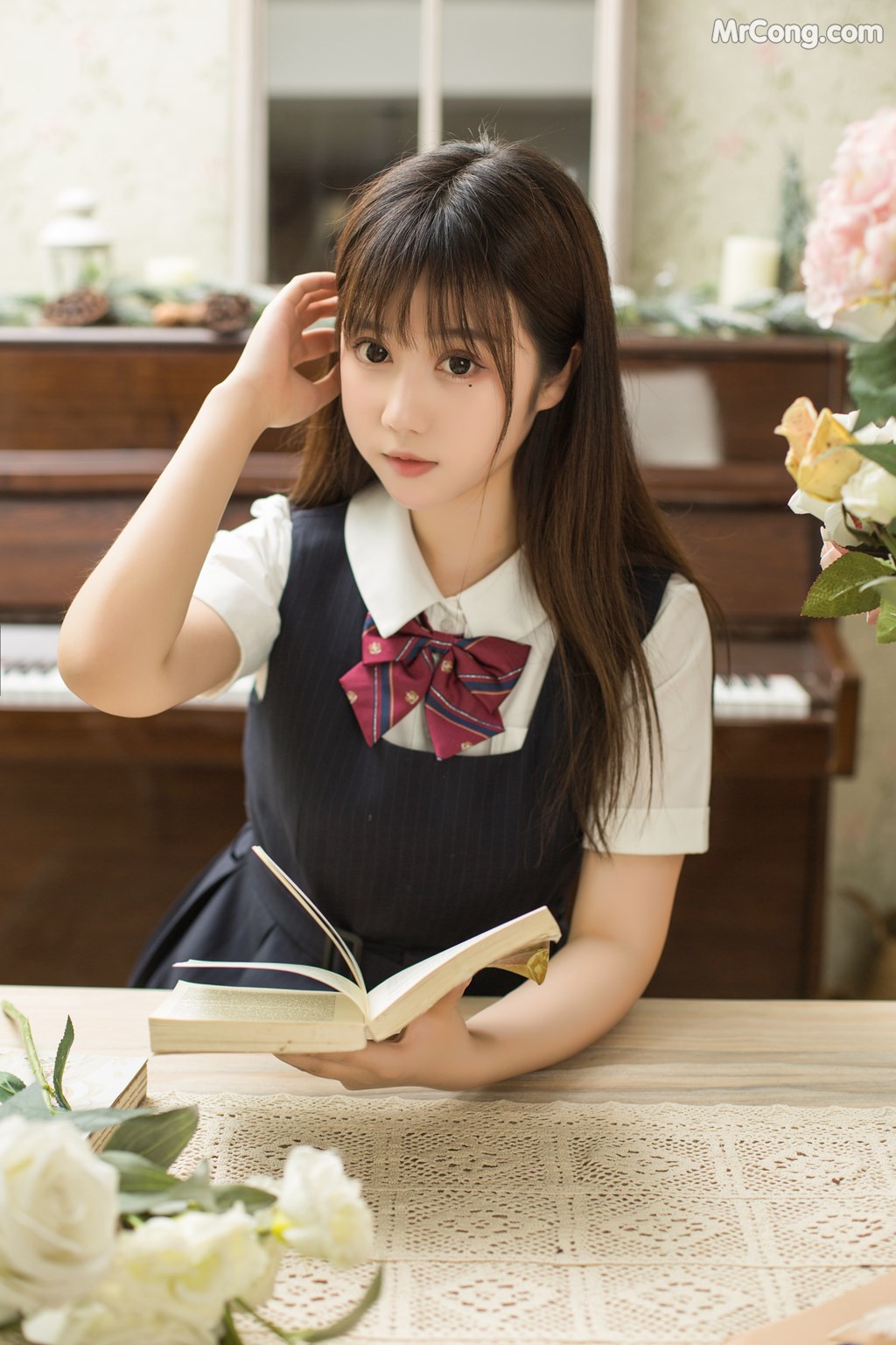 [MTCos] 喵糖映画 Vol.004: 镜酱 文静学妹 (40 images)