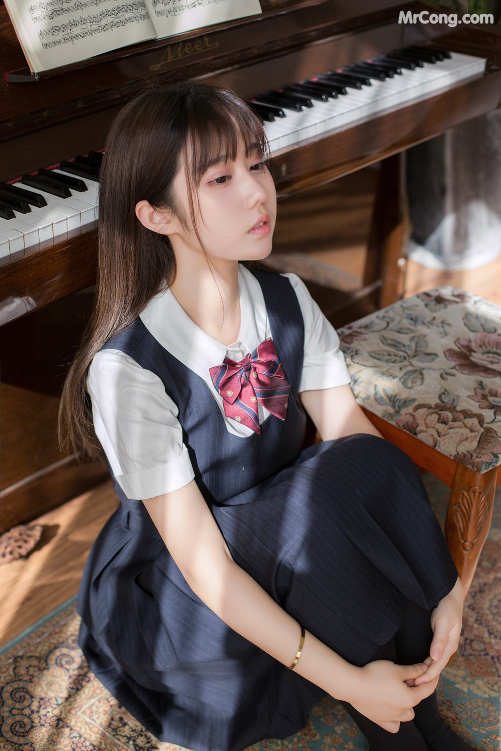 [MTCos] 喵糖映画 Vol.004: 镜酱 文静学妹 (40 images)