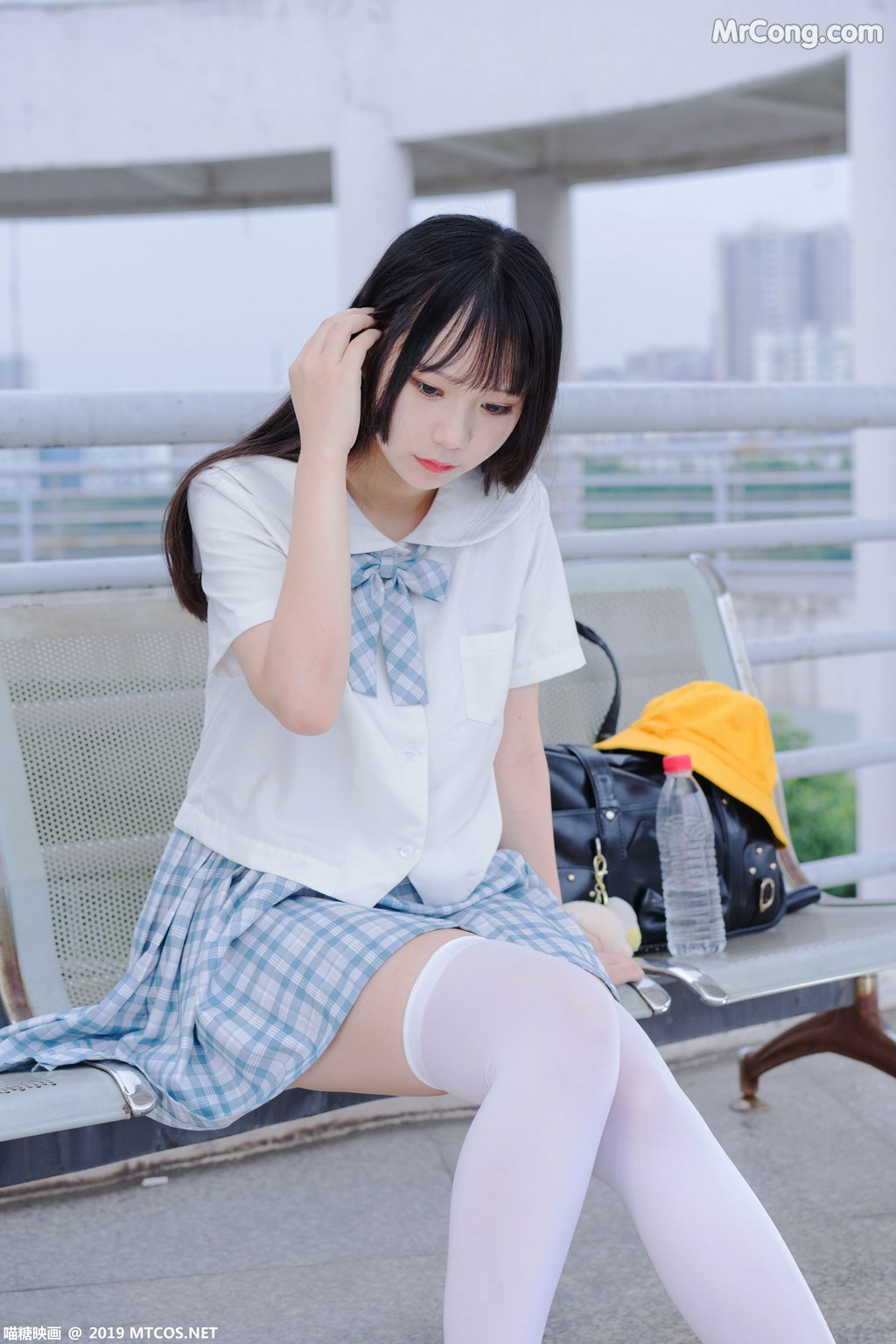 [MTCos] 喵糖映画 Vol.015: 半度度度喵 白丝格子裙 (43 images)