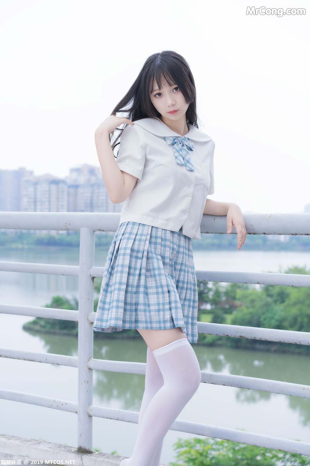 [MTCos] 喵糖映画 Vol.015: 半度度度喵 白丝格子裙 (43 images)