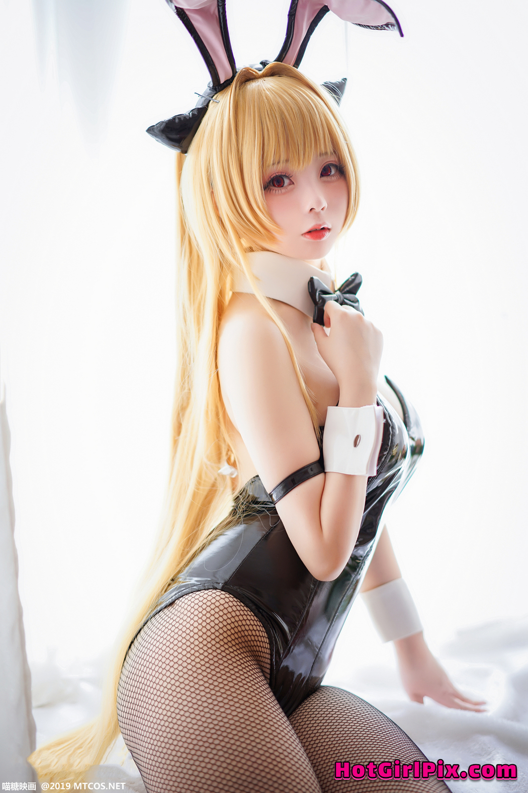 [MTCos] 喵糖映画 Vol.044: 嶋葵 网袜兔女郎 (40 images)