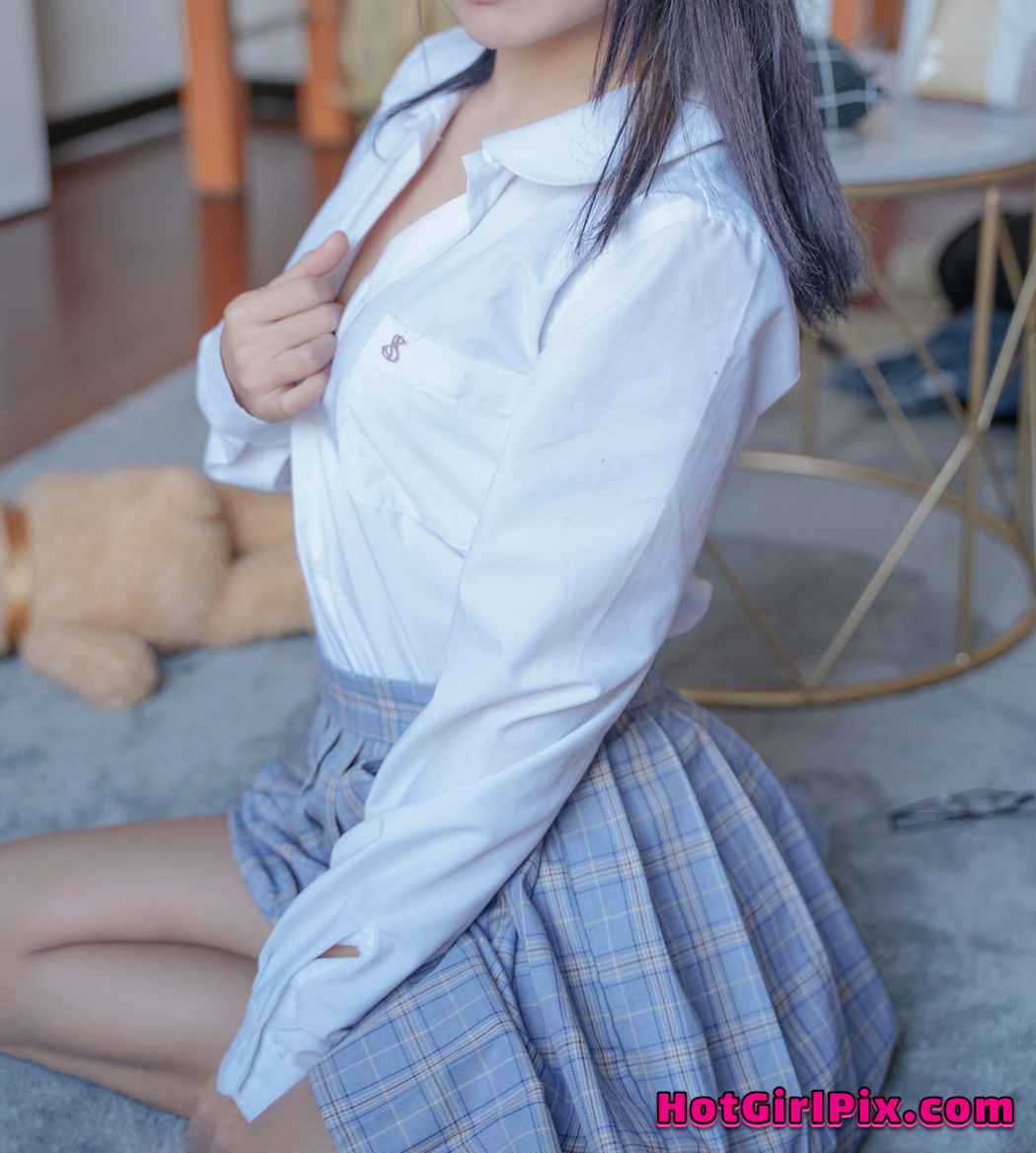 [MTCos] 喵糖映画 Vol.047: 裸腿制服裙 (44 images)